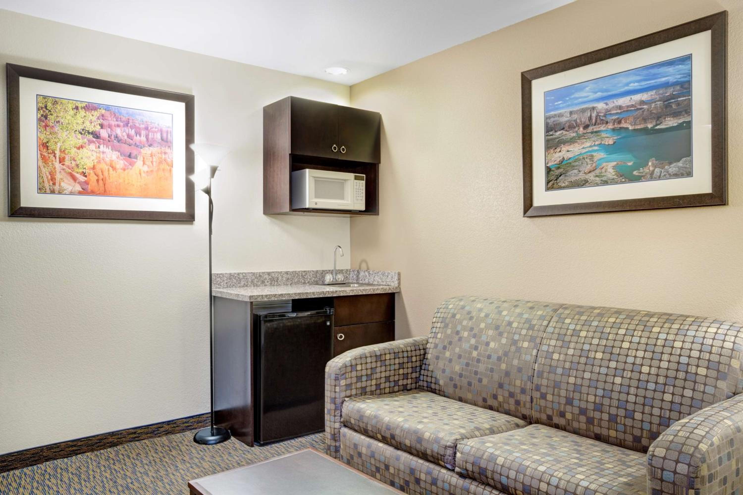 1 King Bed, Business Room, Non-Smoking - Photo 2