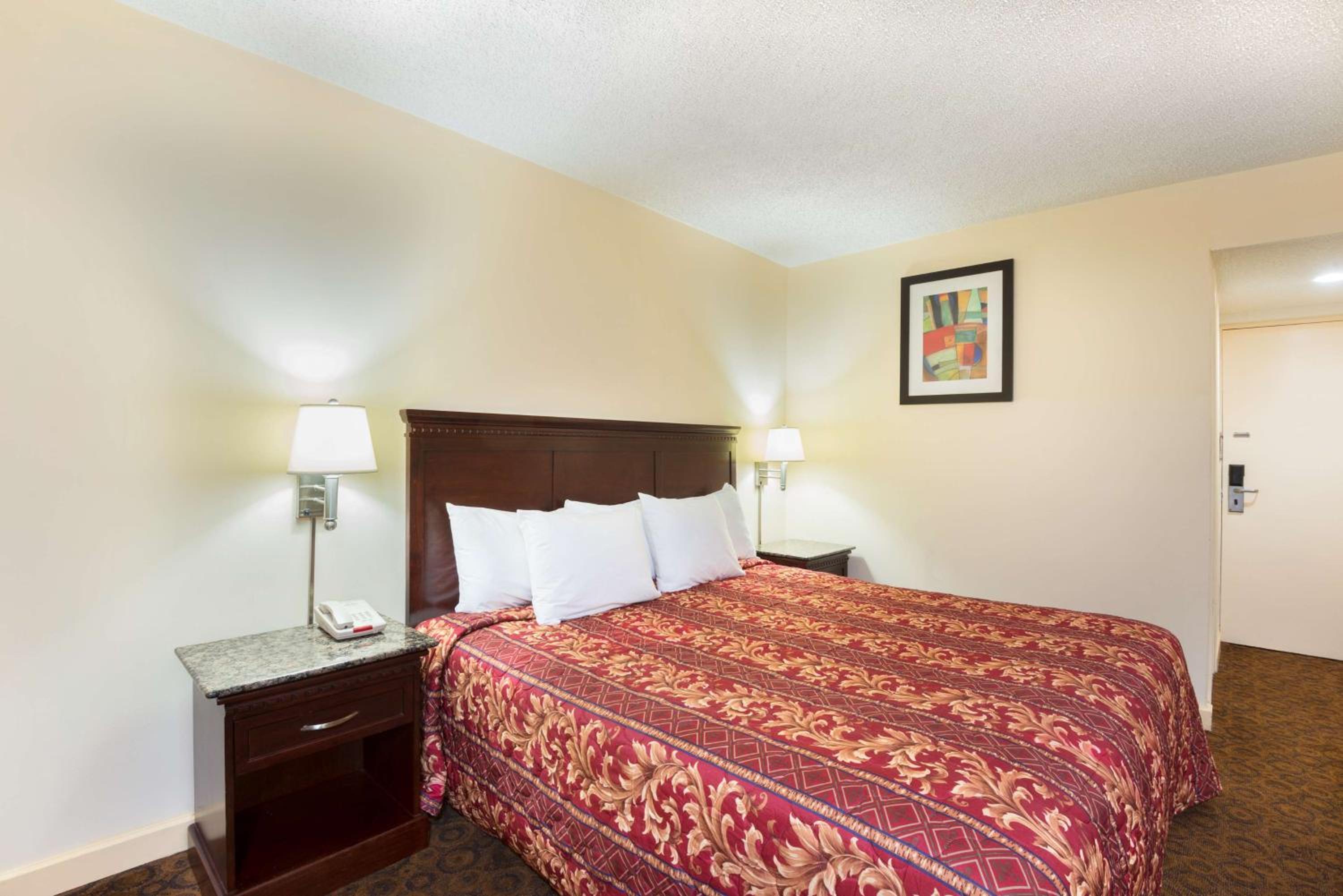 King Room - Non-Smoking - Photo 1
