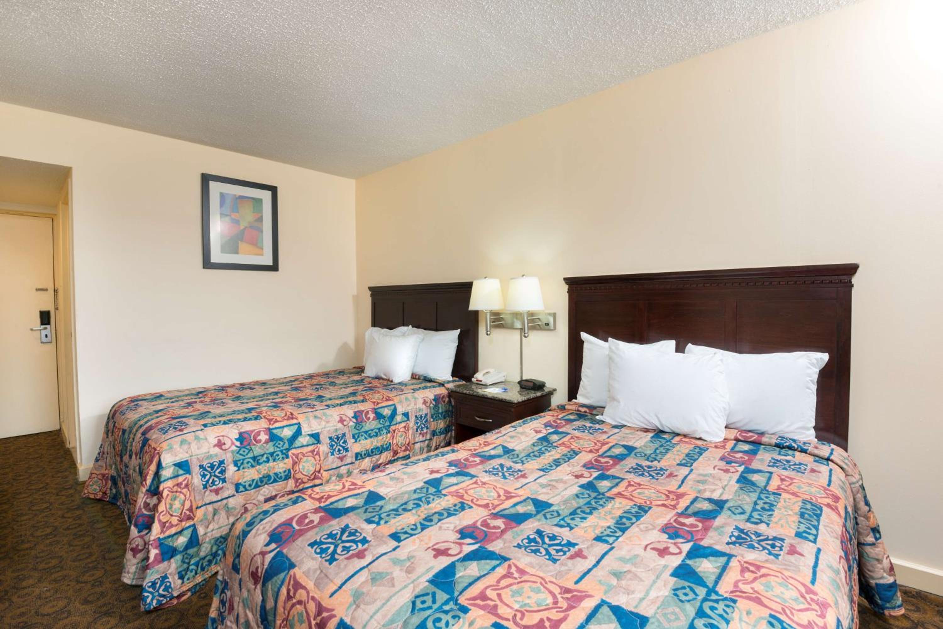 Double Room with Two Double Beds - Smoking - Photo 2