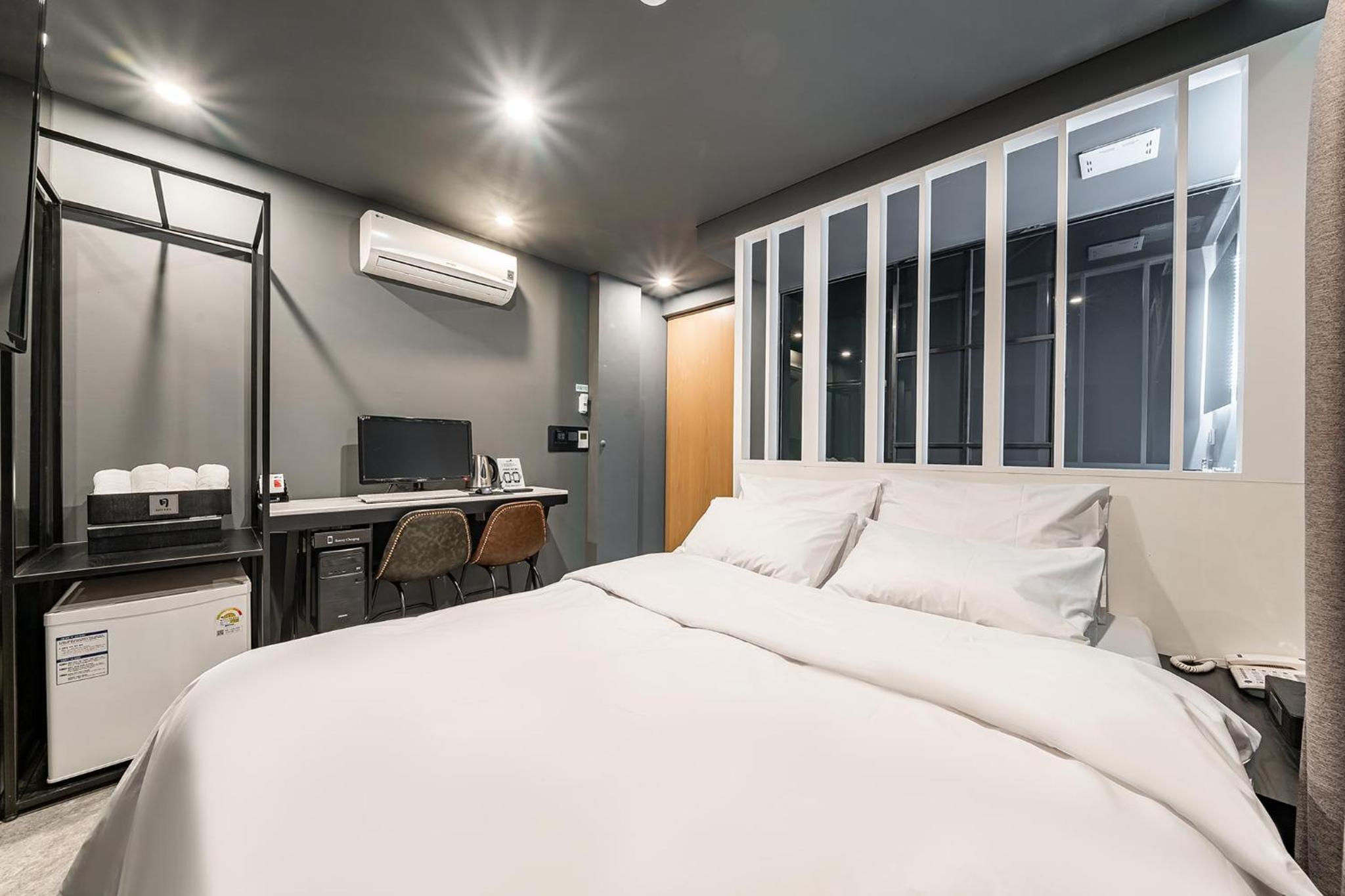 Standard Double Room - 1 Night Stay - Photo 5