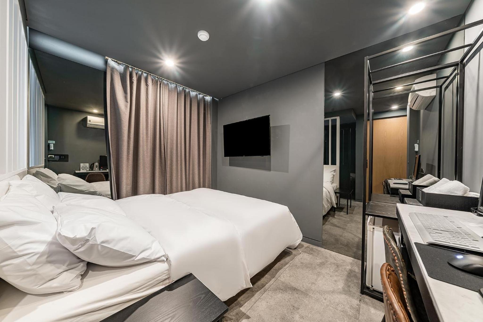 Standard Double Room - 1 Night Stay - Photo 4