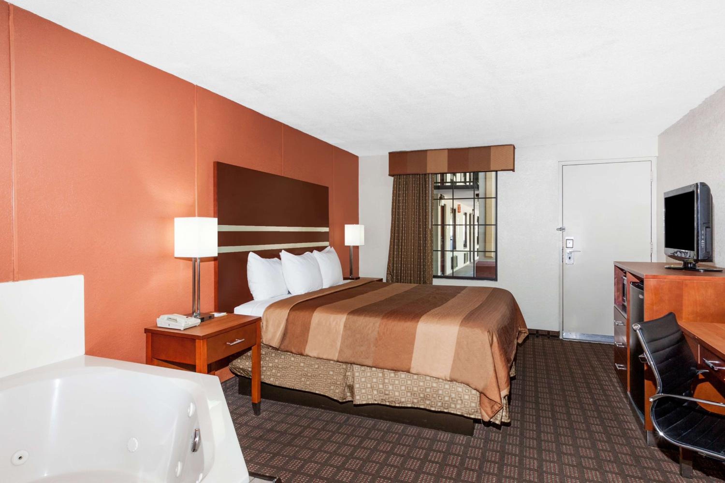 Deluxe King Room with Spa Bath- Non-Smoking - Photo 11