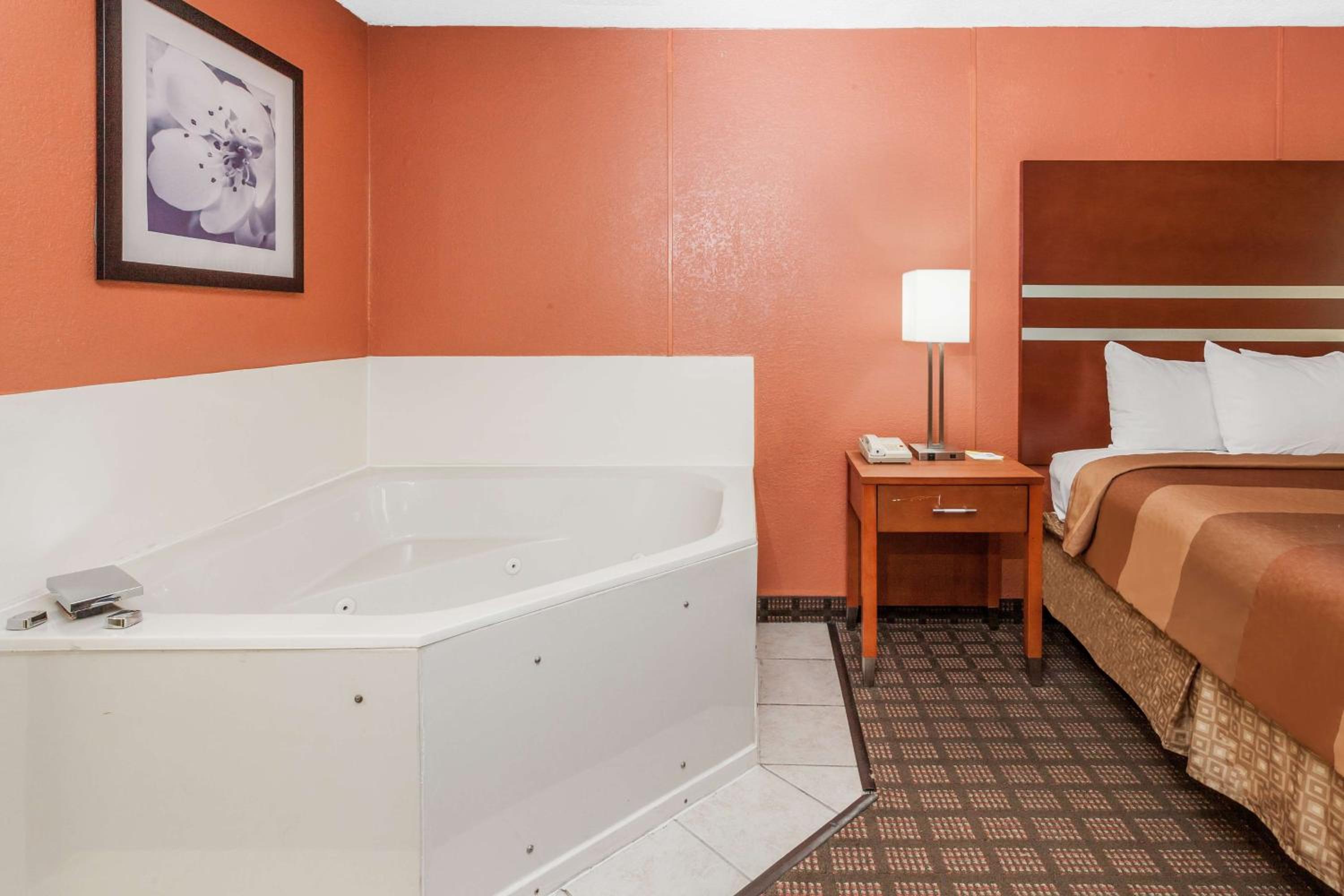 Deluxe King Room with Spa Bath- Non-Smoking - Photo 12