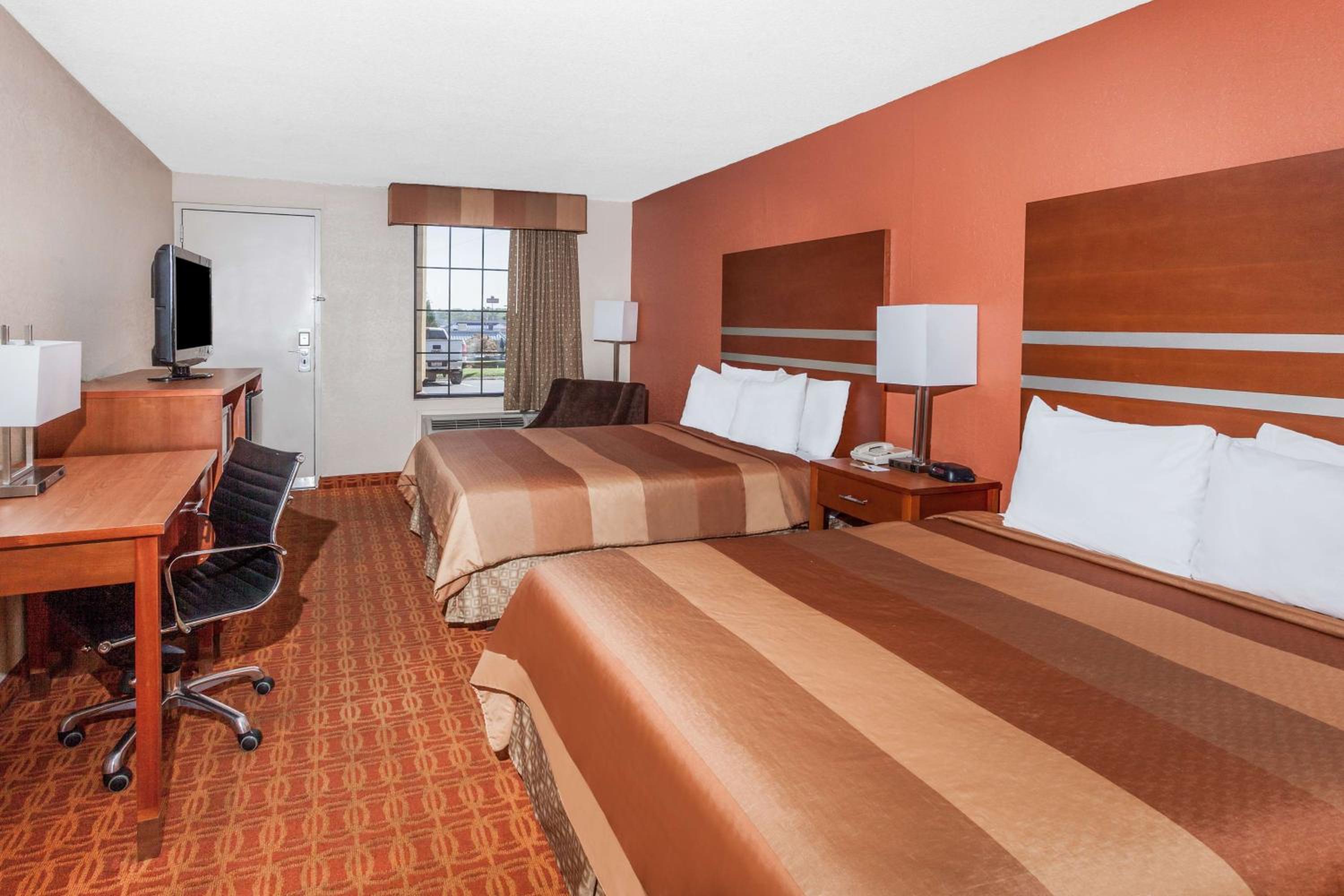 Queen Room with Two Queen Beds - Smoking - Photo 13