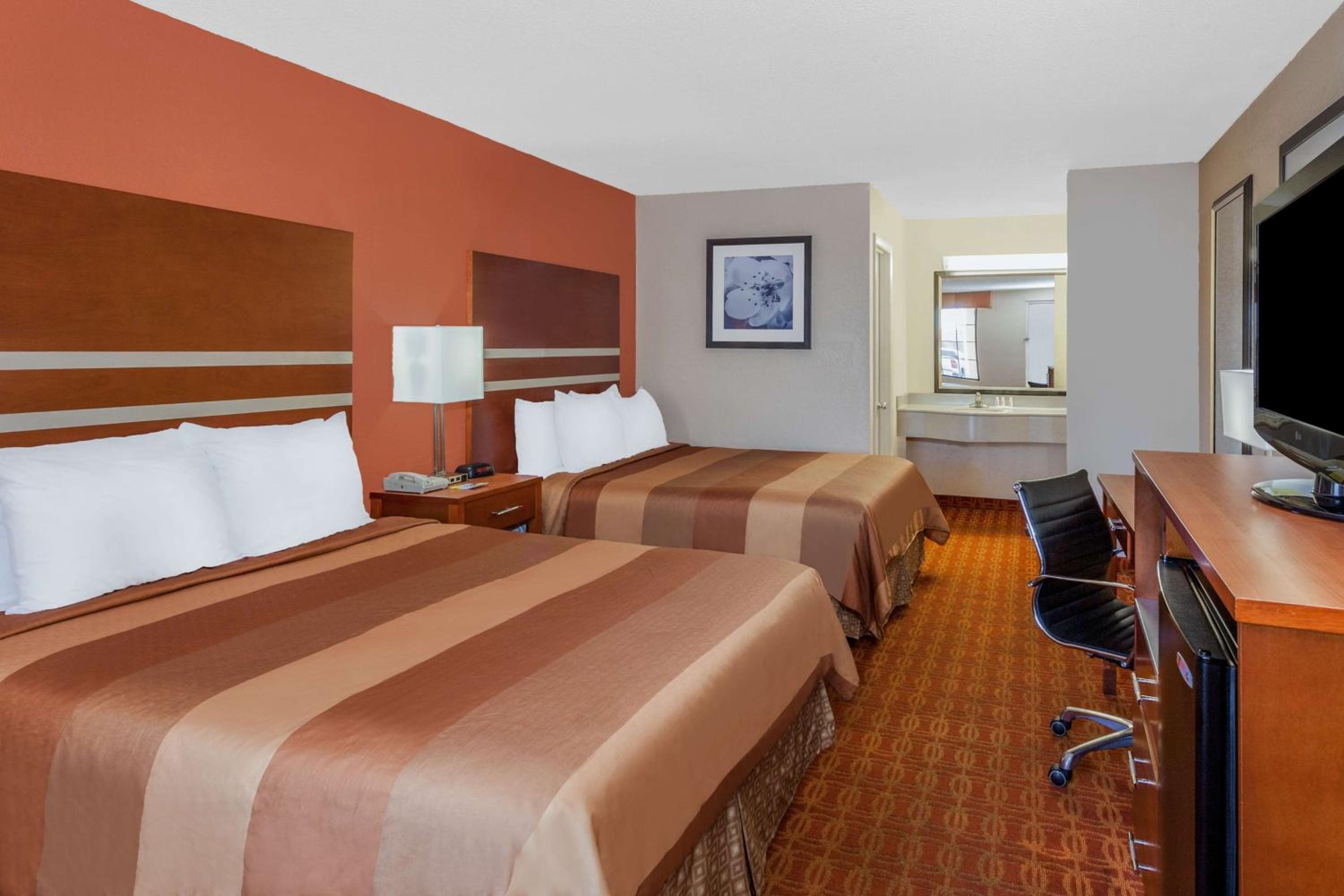Queen Room with Two Queen Beds - Smoking - Photo 12