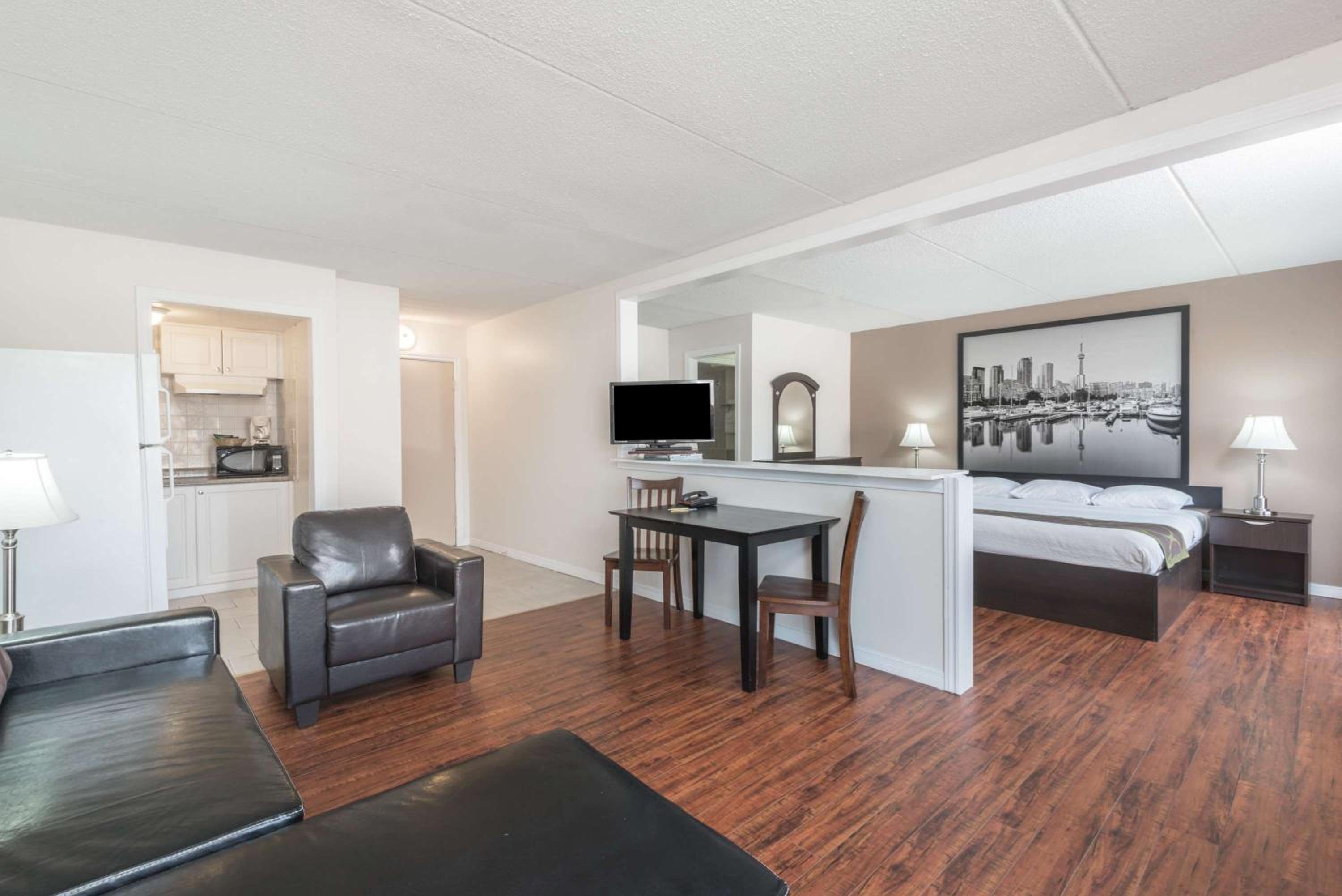 King Suite - Non-Smoking - Photo 3