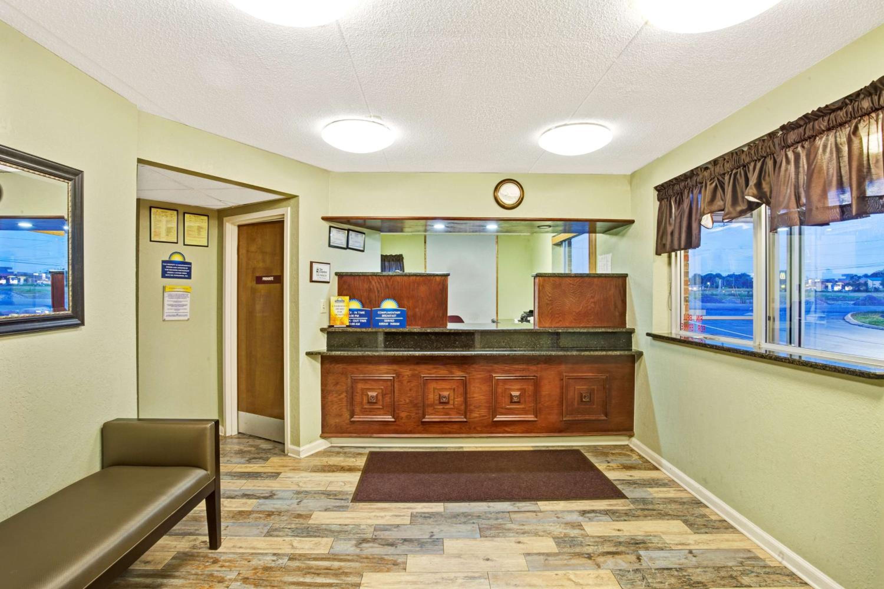 Queen Room - Non-Smoking - Photo 2