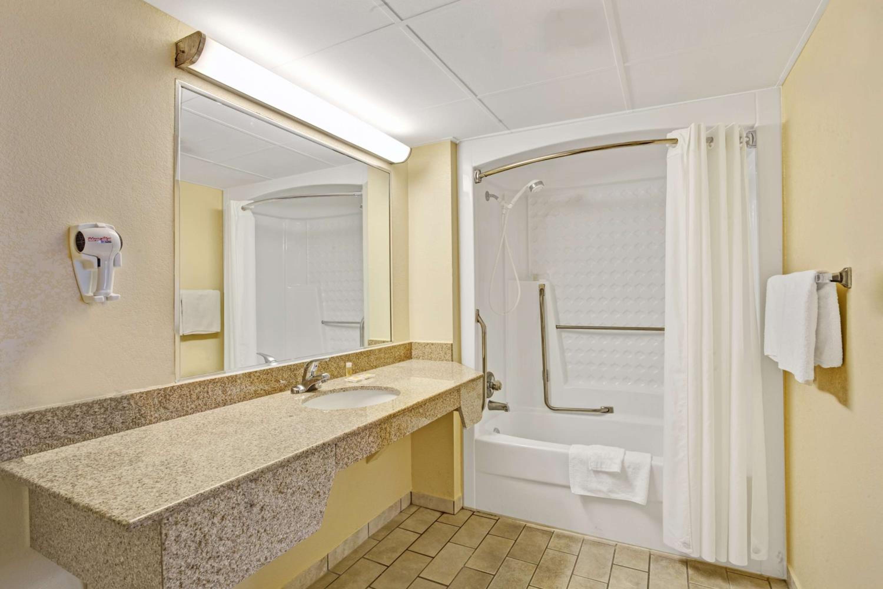 Queen Room - Non-Smoking - Photo 4