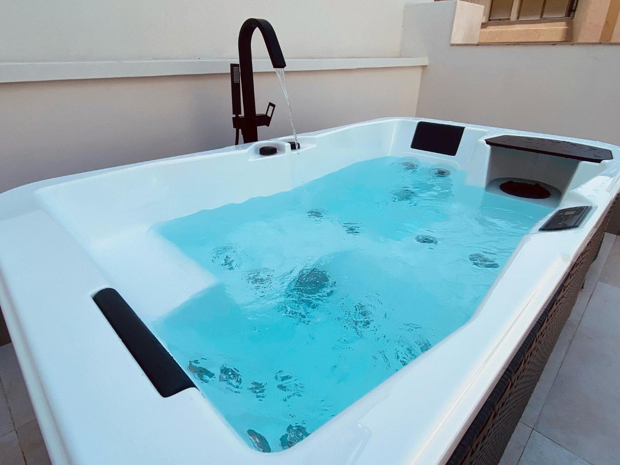 One-Bedroom Apartment with Rooftop Spa Bath