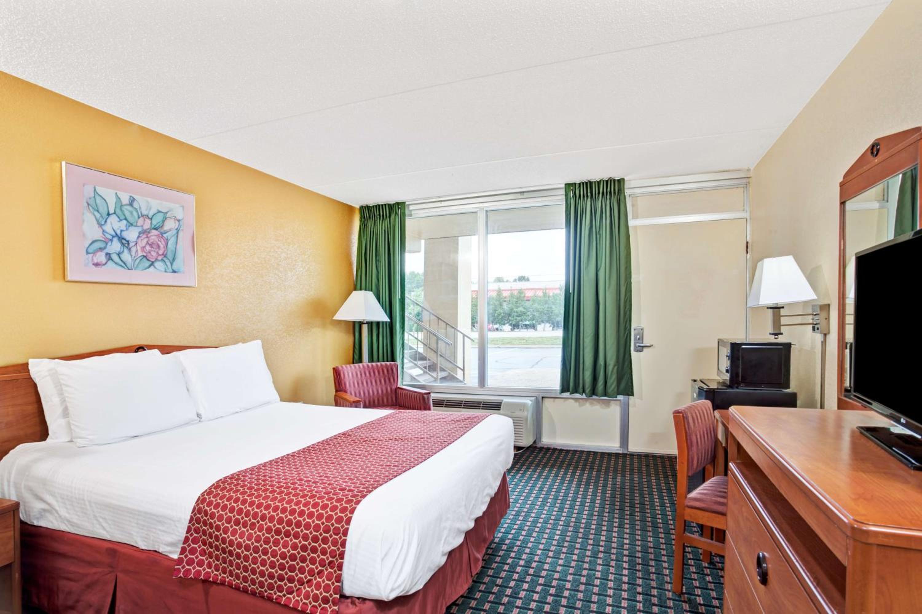 Queen Room - Non-Smoking - Photo 3