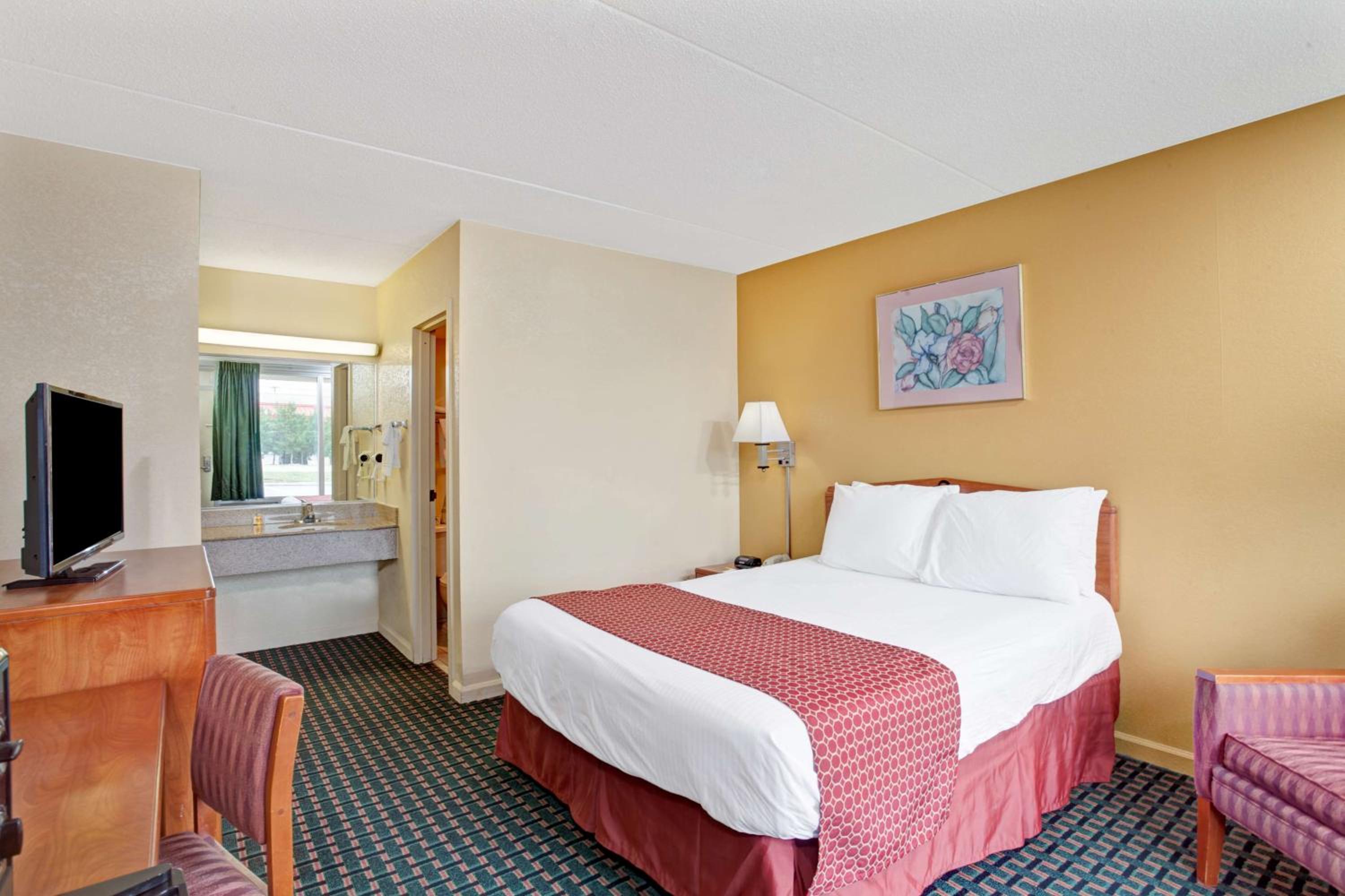 Queen Room - Non-Smoking - Photo 1