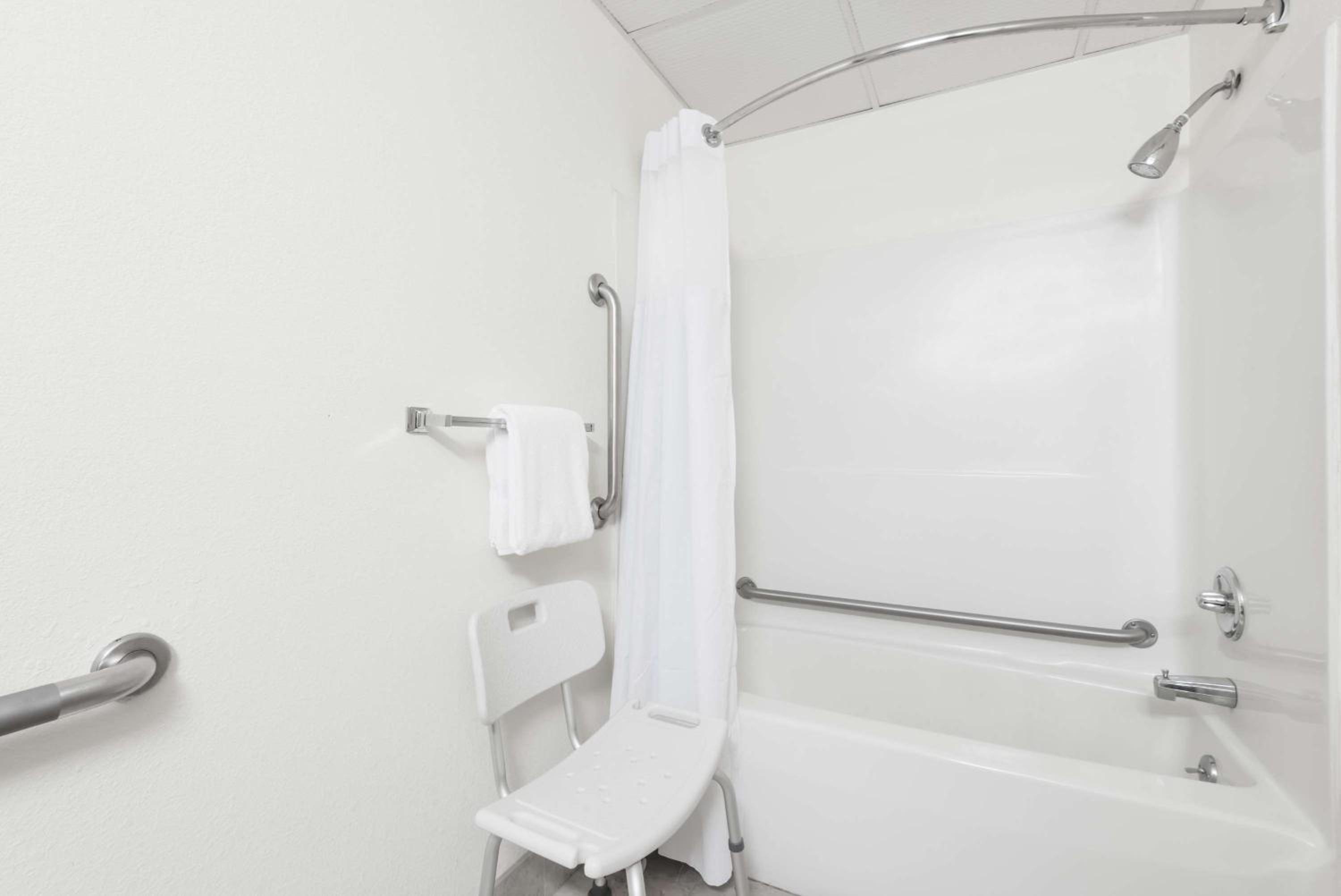 Standard Room with Two Double Beds - Disability Access - Non-Smoking - Photo 4