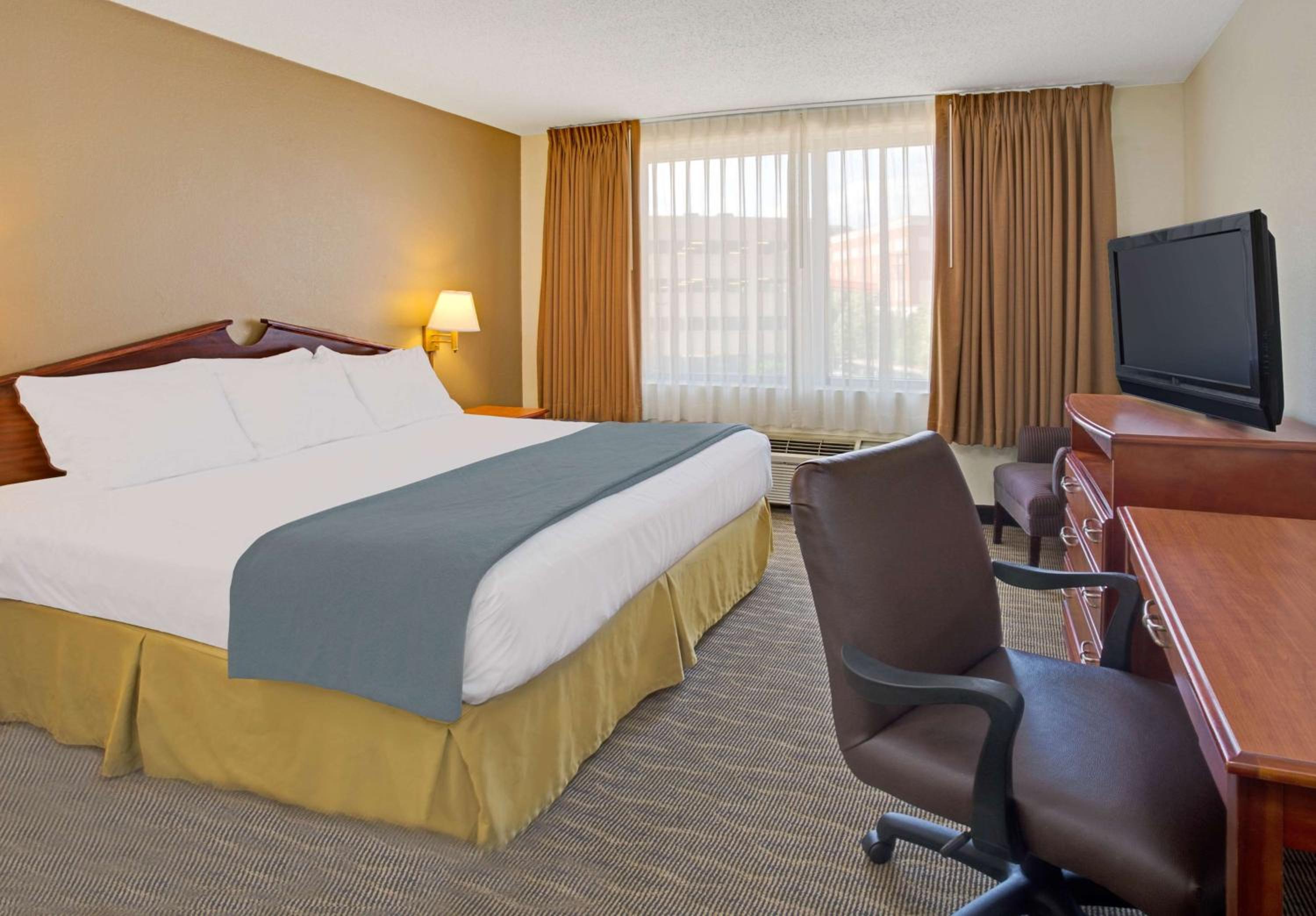 King Room - Non-Smoking - Photo 5
