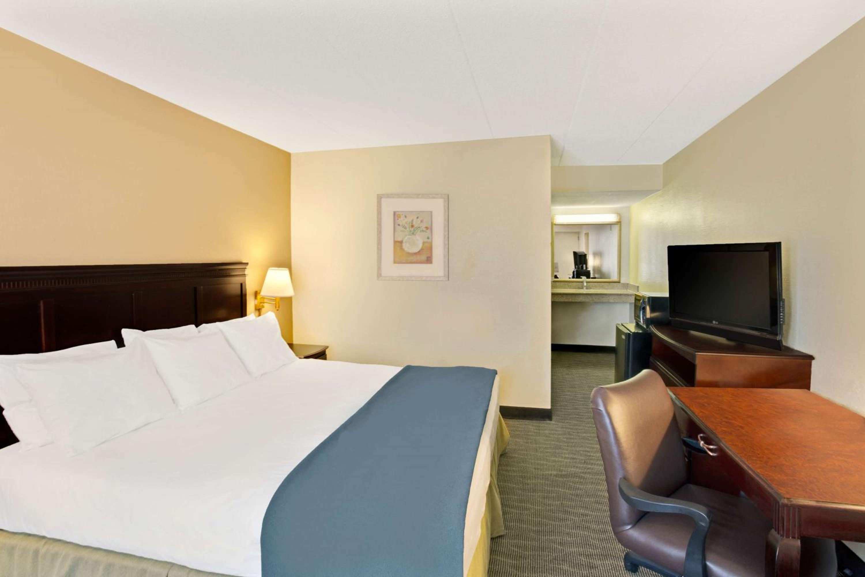 King Room - Non-Smoking - Photo 3