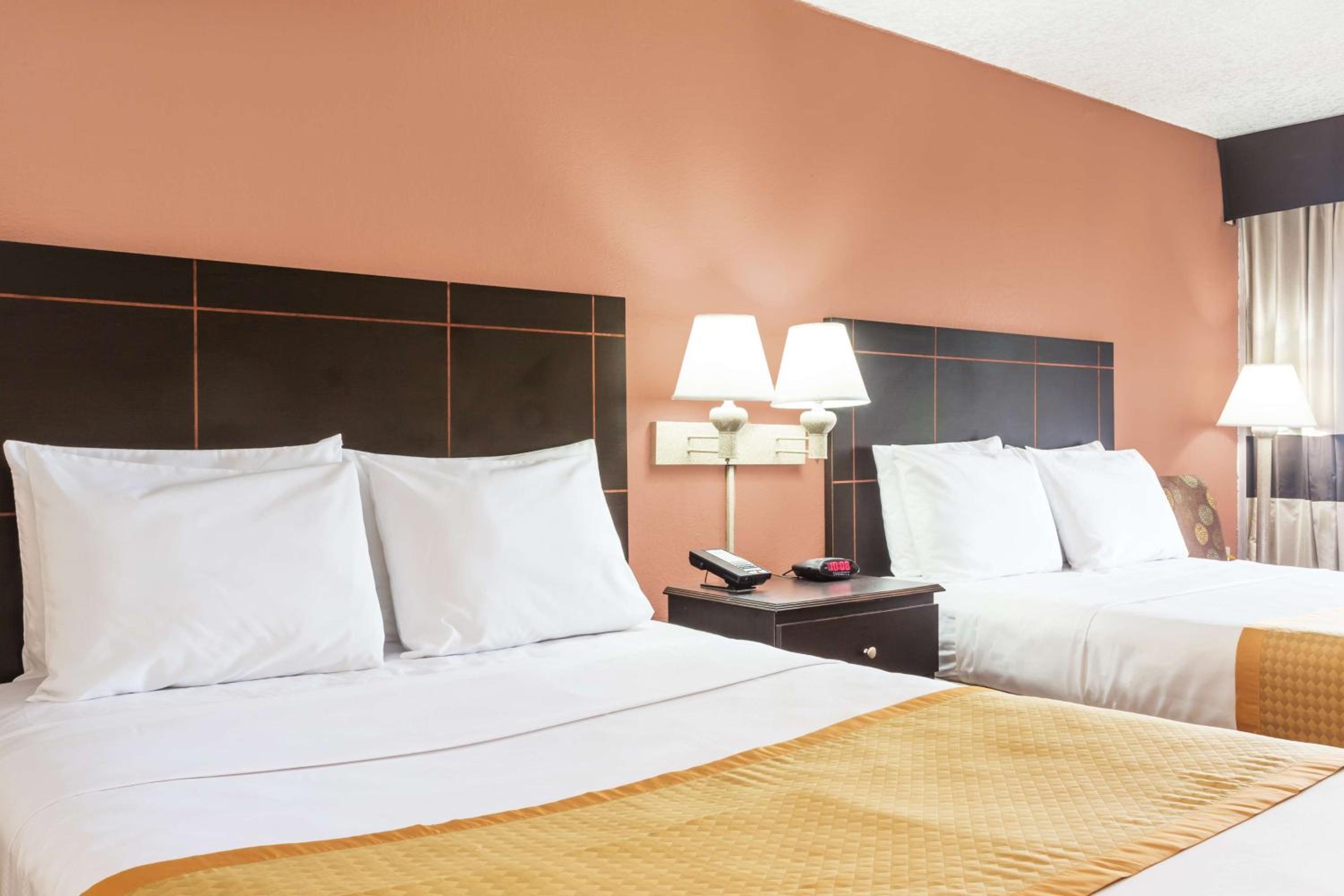 Queen Room with Two Queen Beds - Smoking - Photo 3