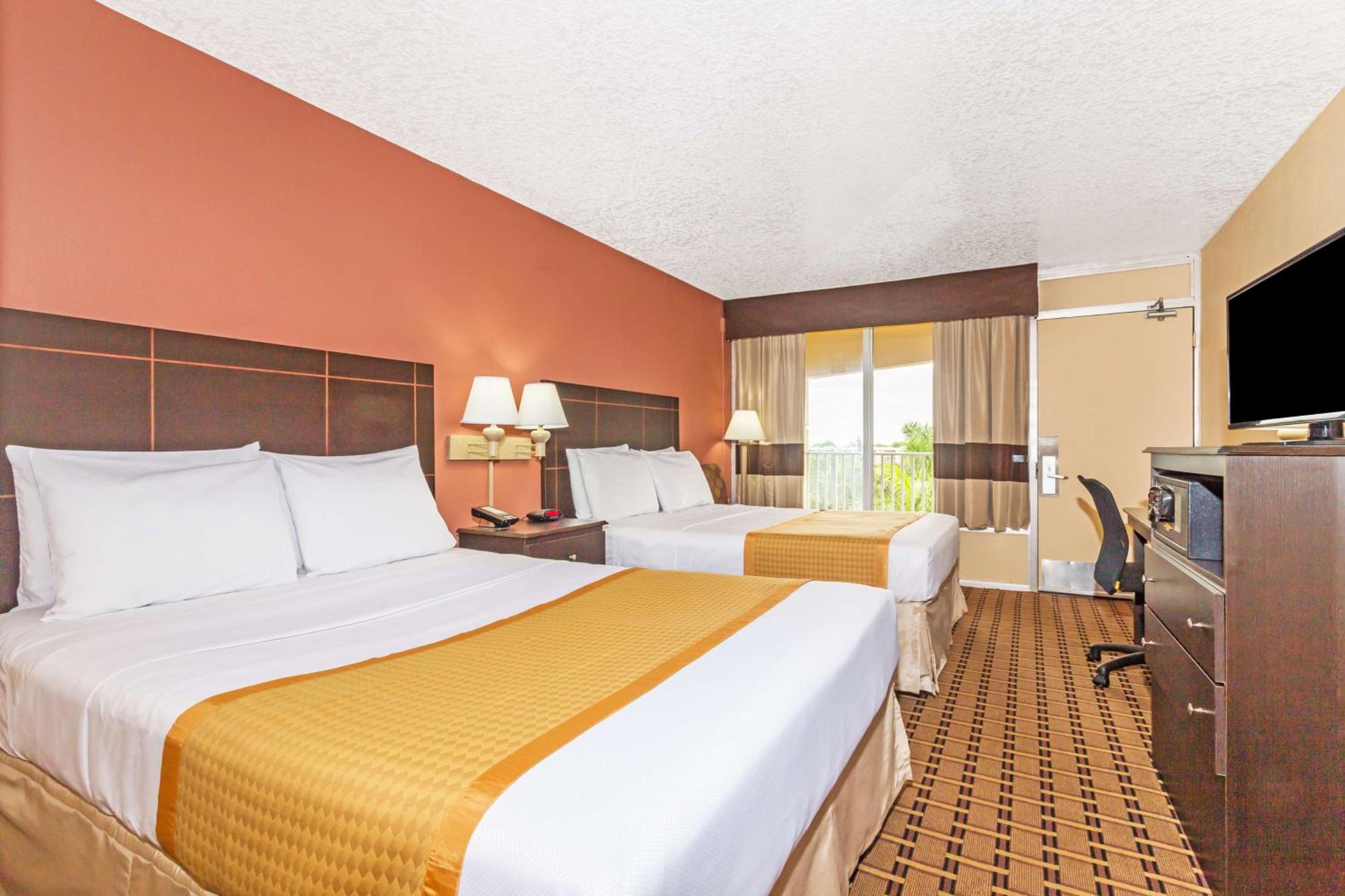 Queen Room with Two Queen Beds - Smoking - Photo 4