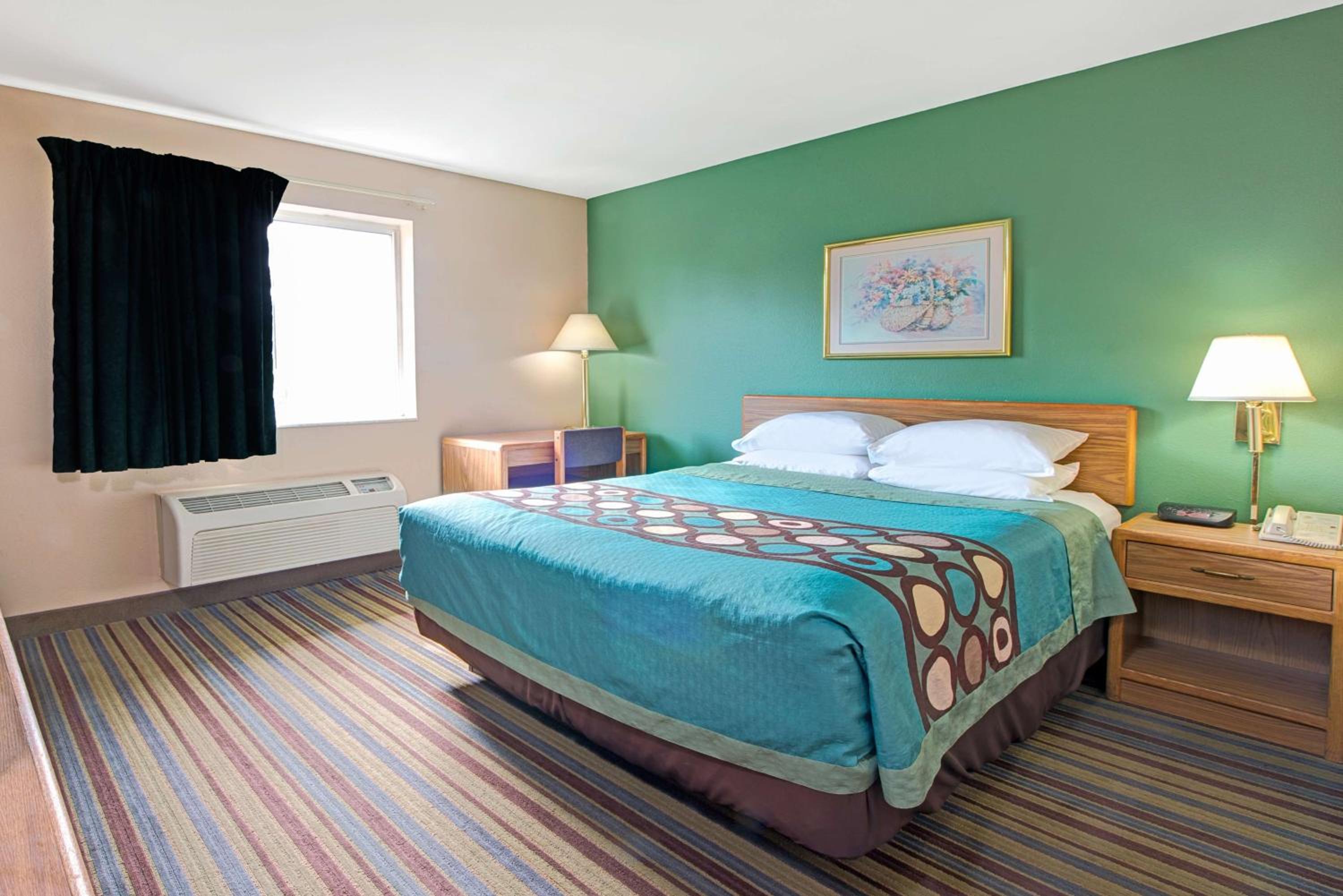 Queen Room - Non-Smoking - Photo 4