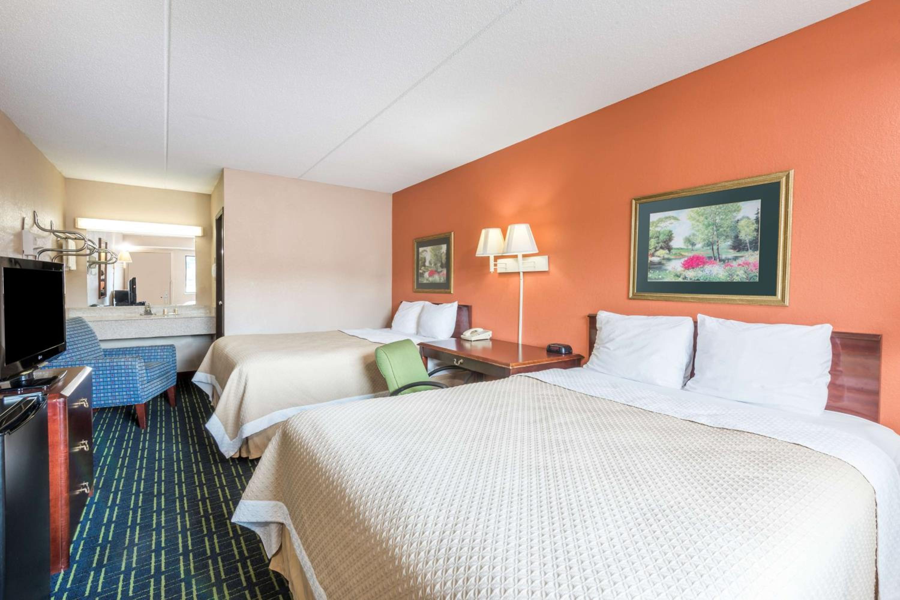 Queen Room With Two Queen Beds - Non-Smoking photo 1