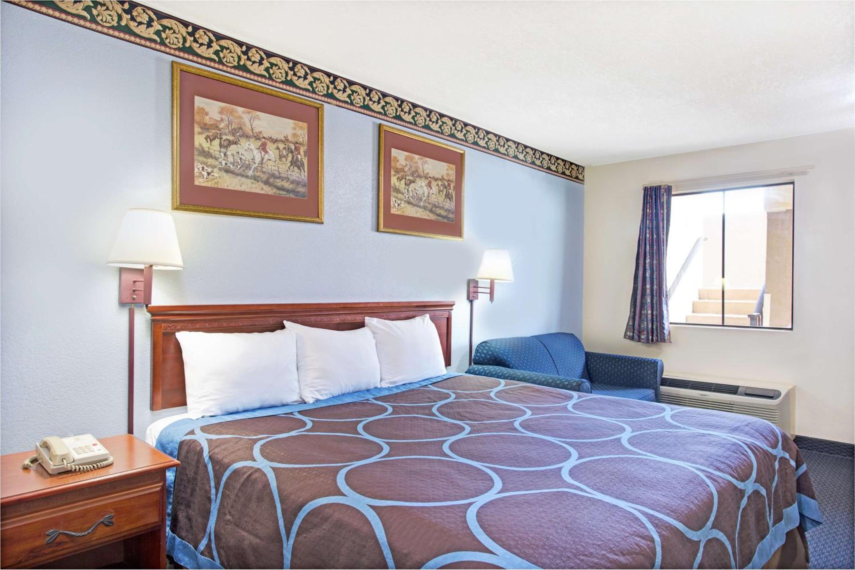 King Room - Non-Smoking - Photo 4