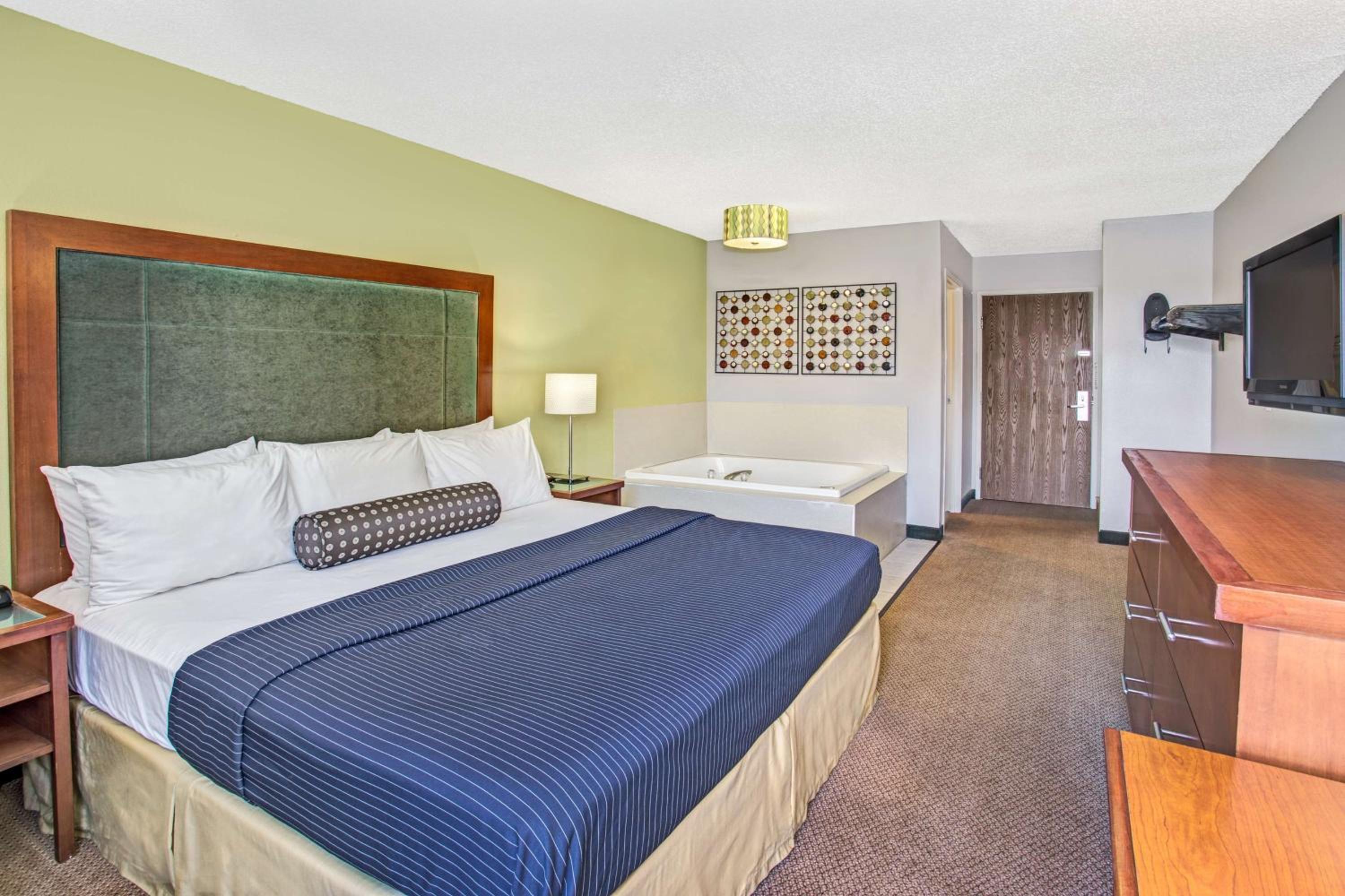 King Room with Spa Bath - Photo 4