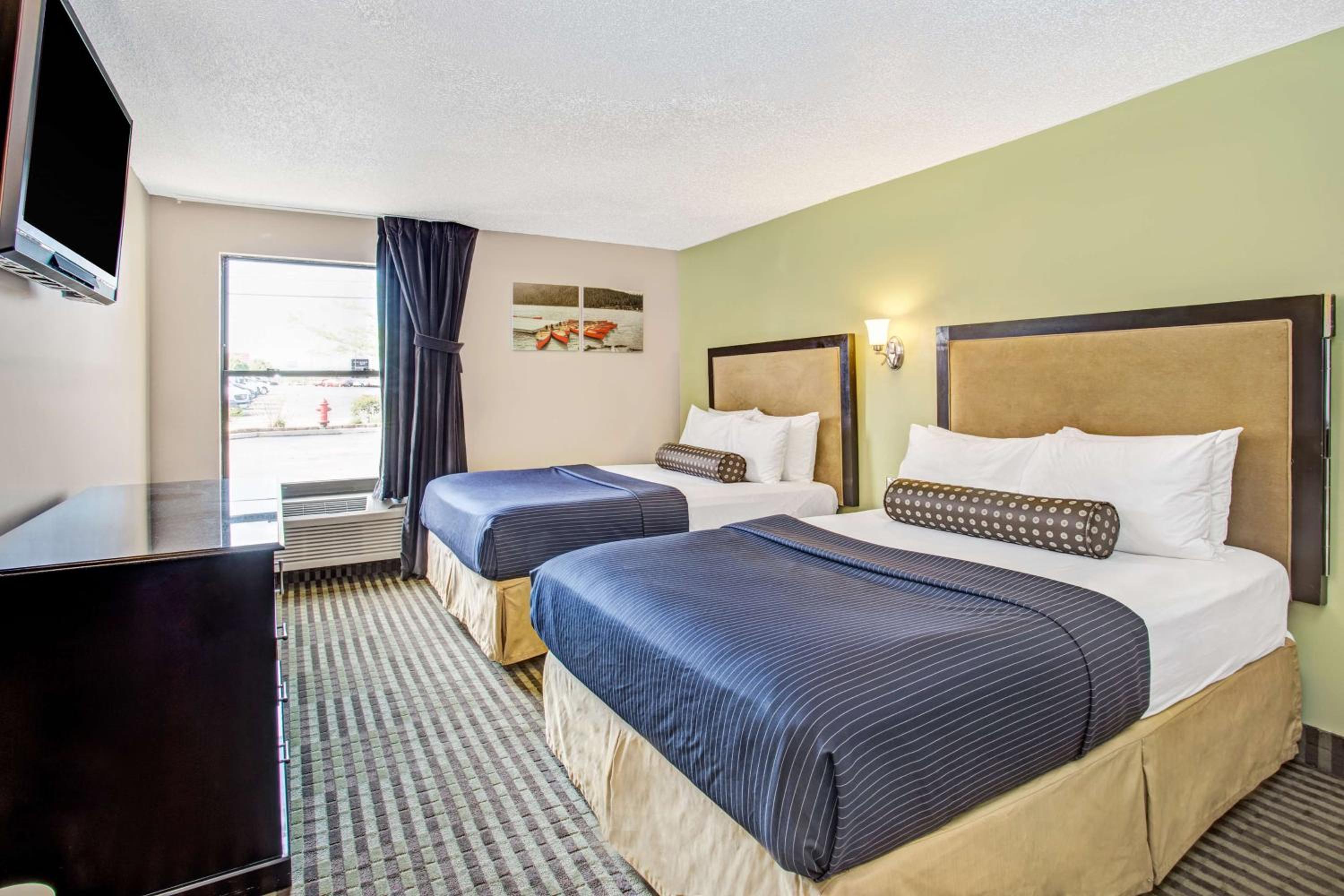Queen Room with Two Queen Beds - Non-Smoking - Photo 10