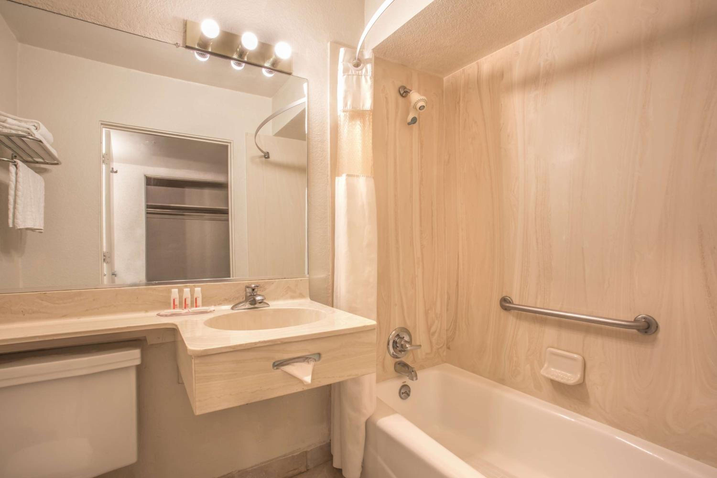King Room - Disability Access/Non-Smoking - Photo 9