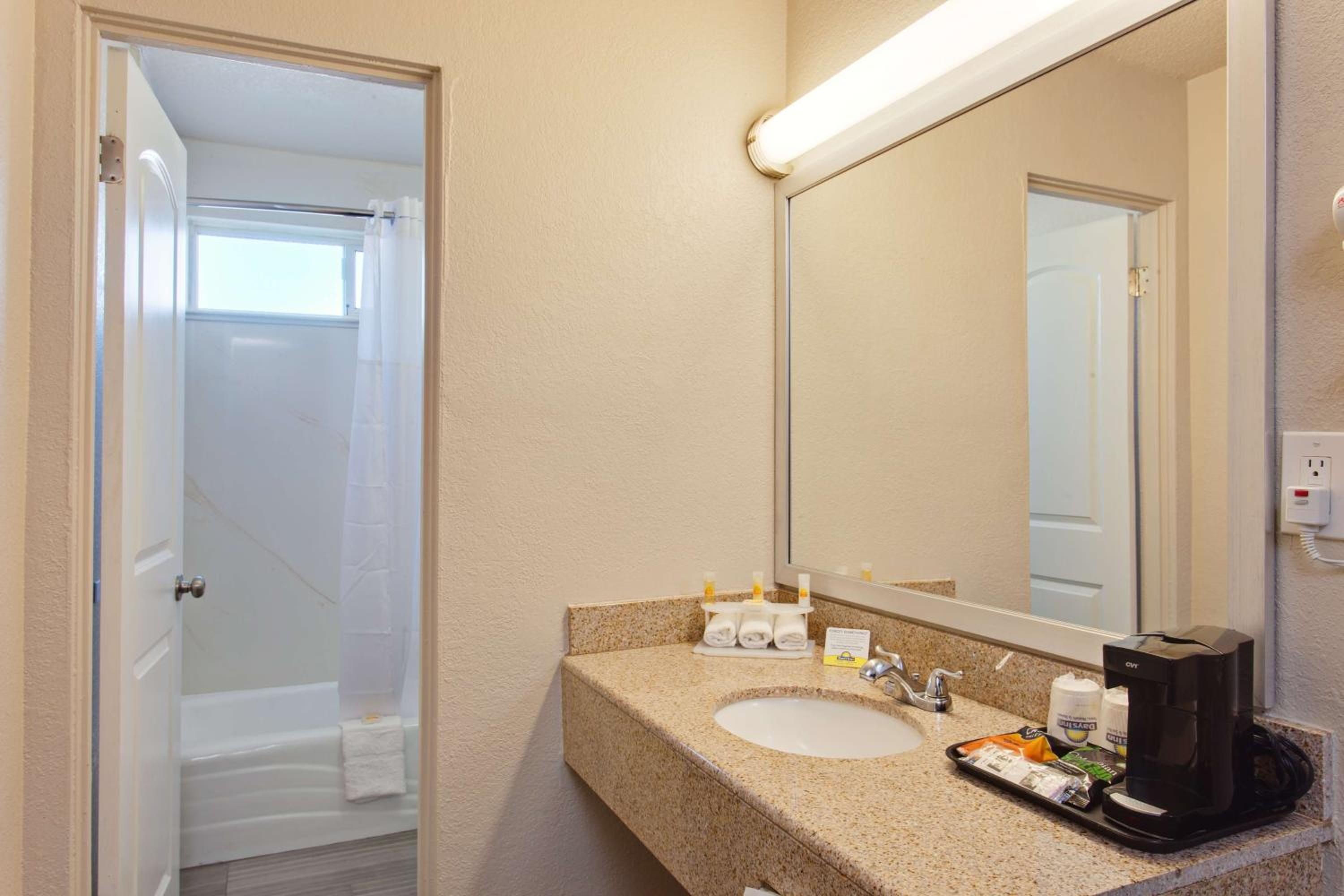 King Room - Disability Access/Non-Smoking - Photo 5
