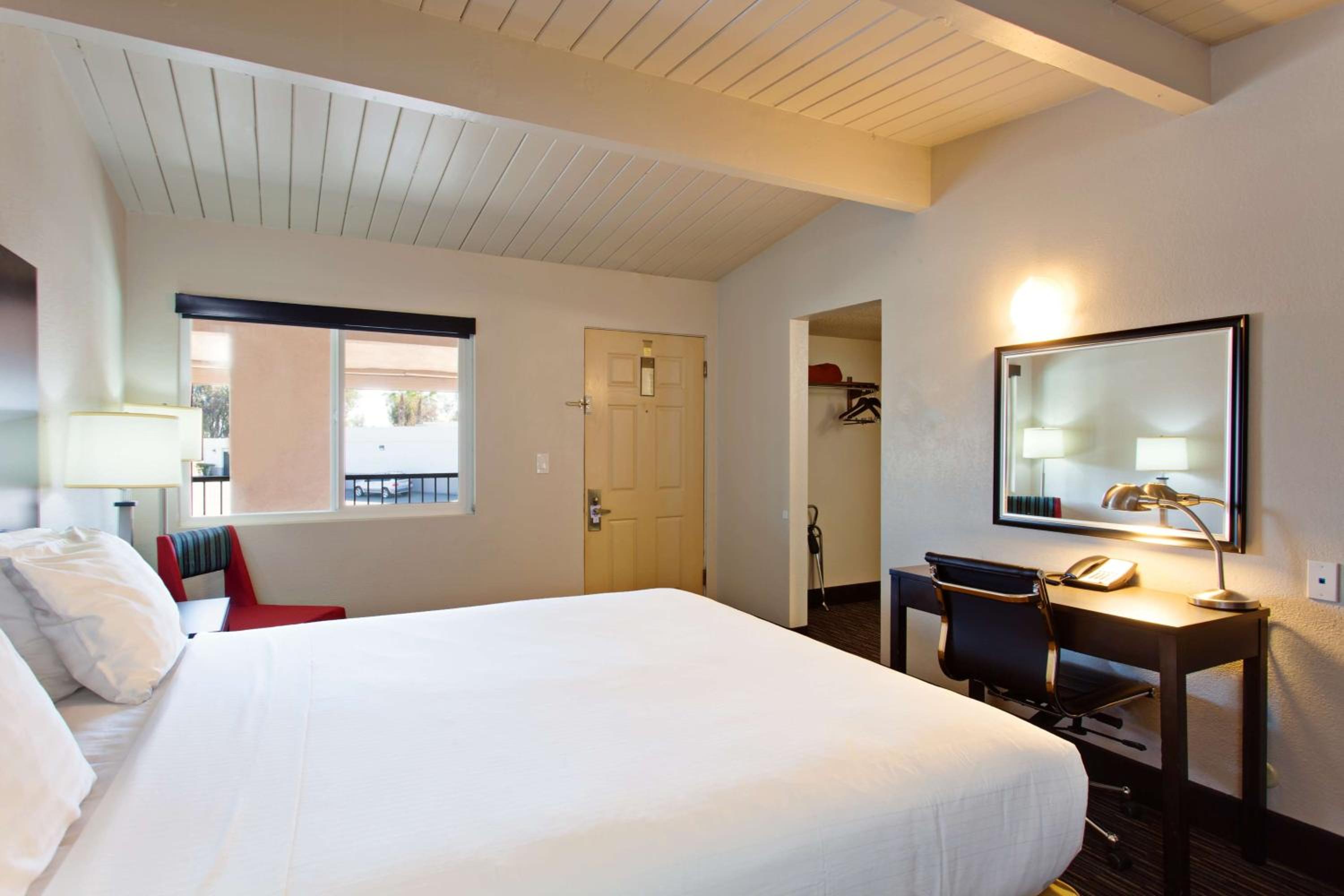 King Room - Non-Smoking - Photo 5
