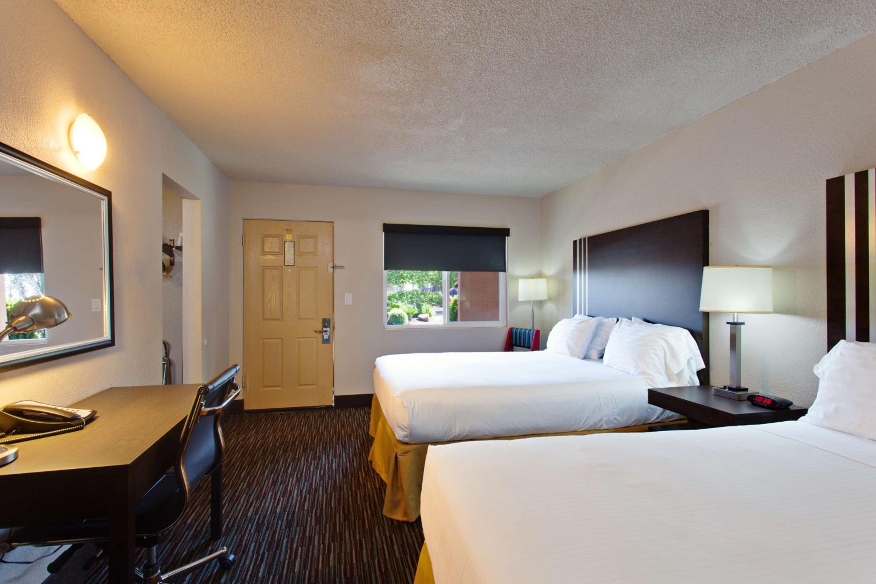 Queen Room with Two Queen Beds - Smoking - Photo 2