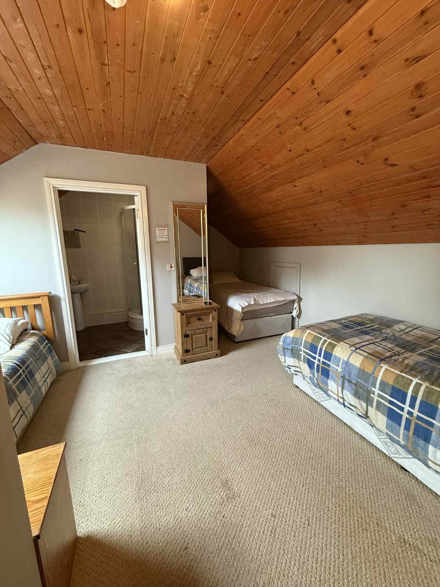 Basic Triple Room with Shared Bathroom photo 3
