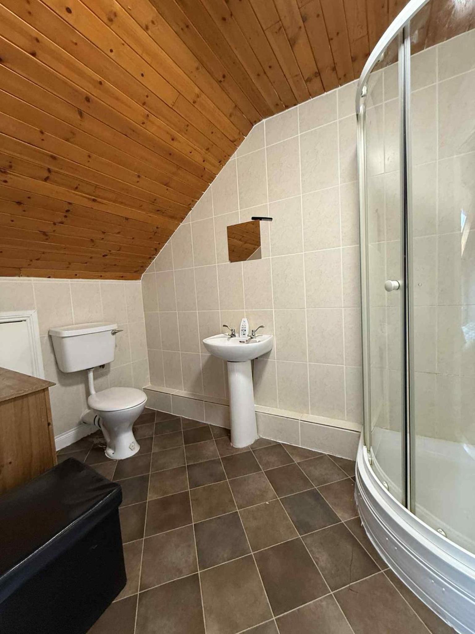 Basic Triple Room with Shared Bathroom photo 2