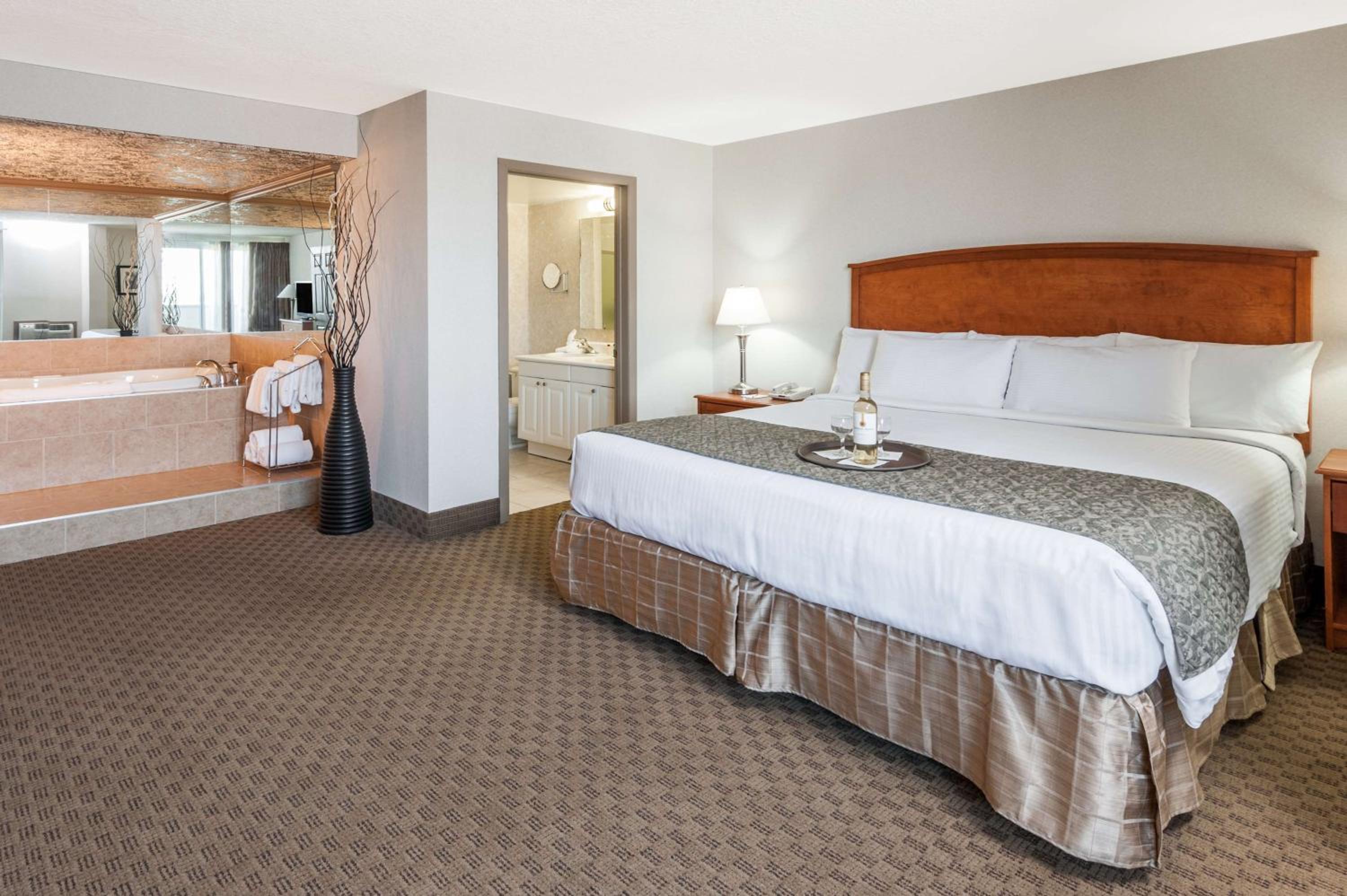 One-Bedroom King Suite with Jetted tub - Non-smoking - Photo 1