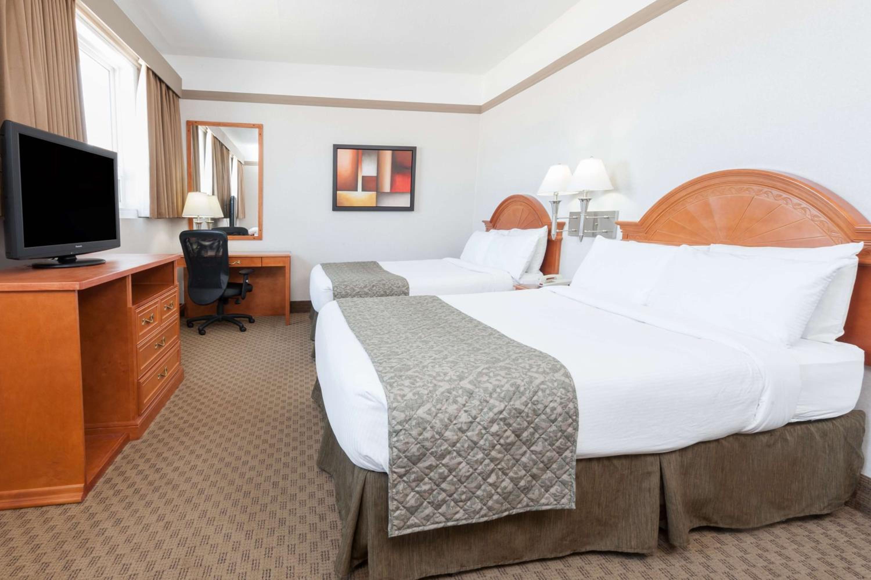 Queen Room with Two Queen Beds - Mobility Access/Non-Smoking - Photo 5