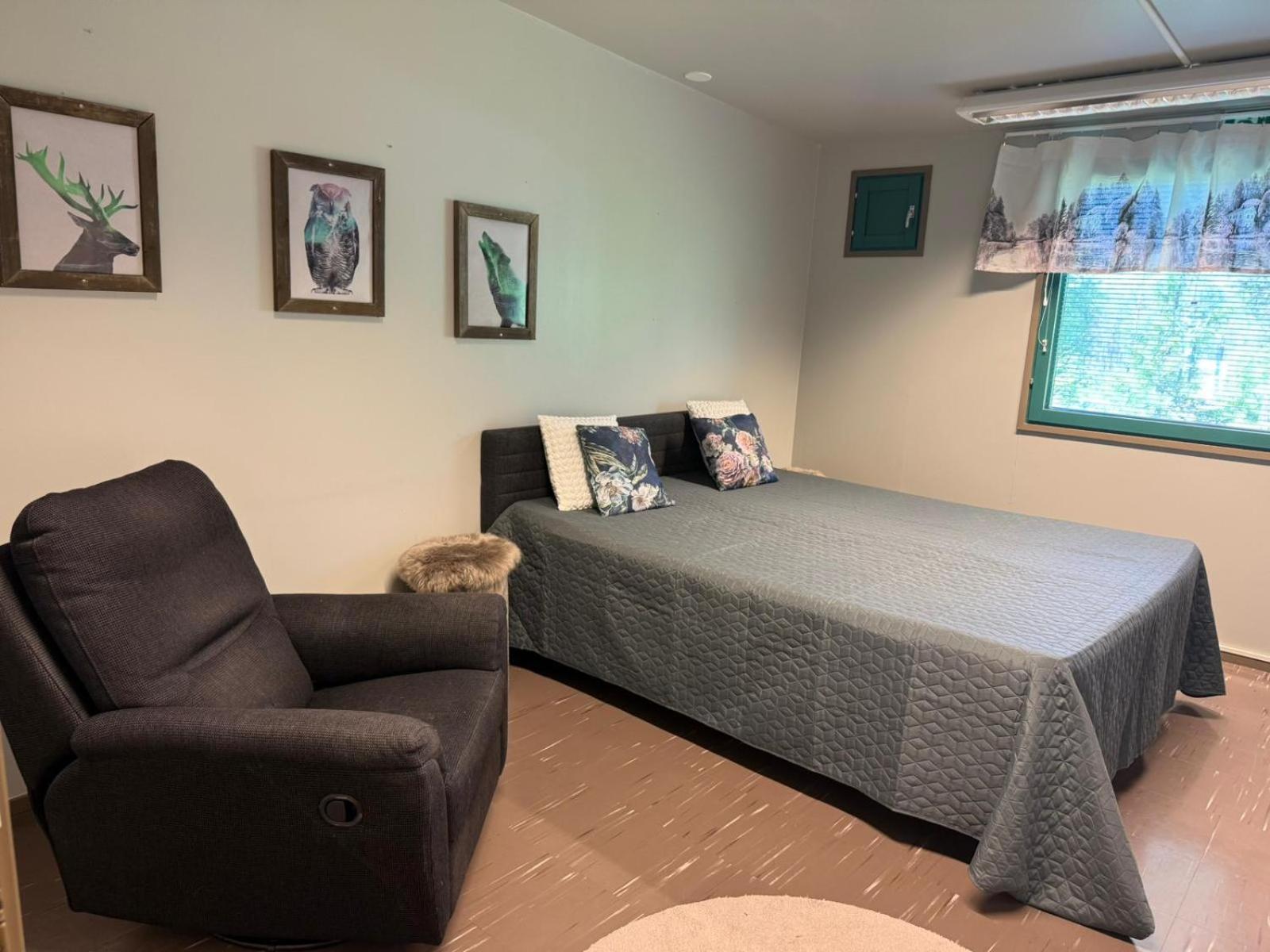 Queen Room with Shared Bathroom photo 2
