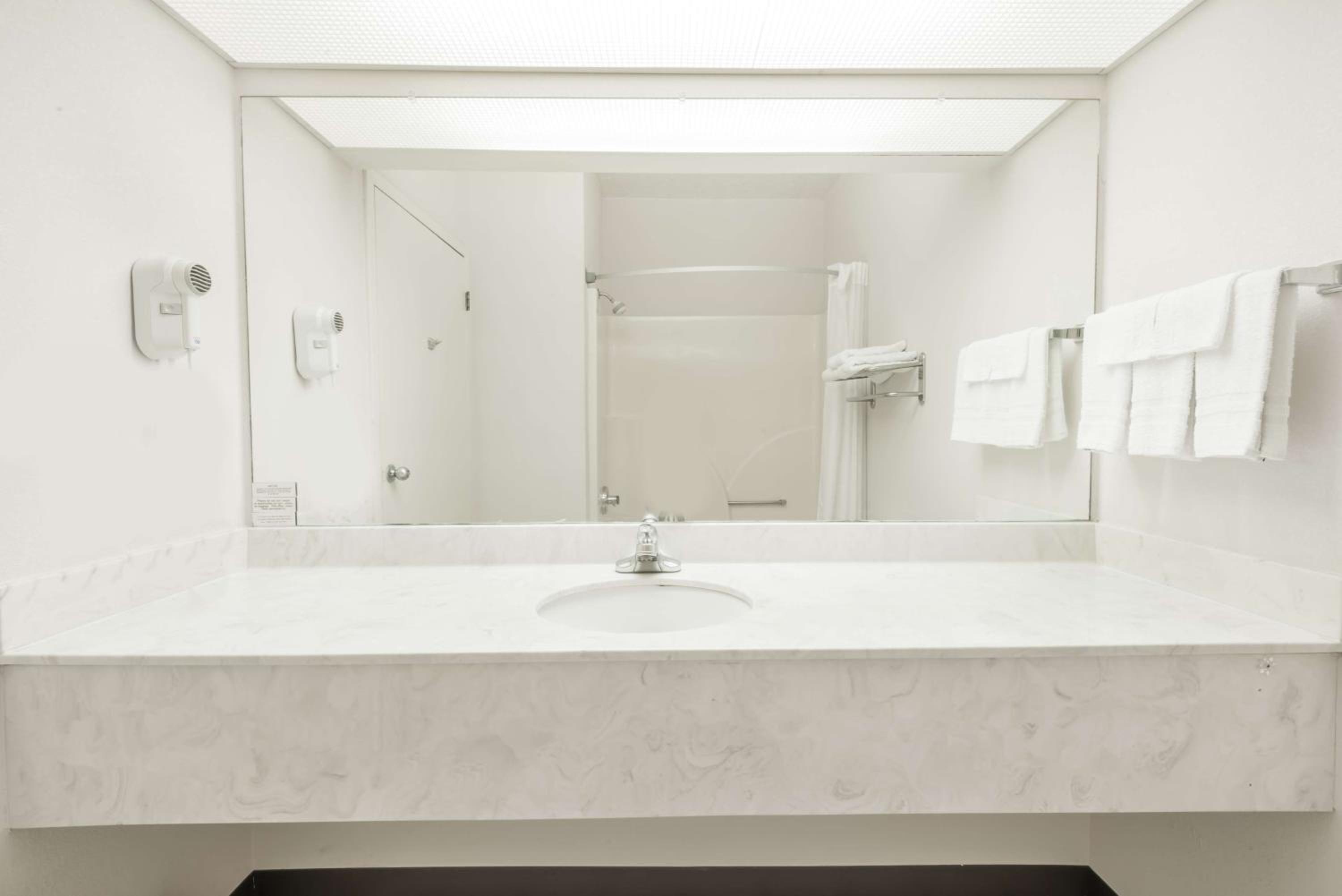 King Room - Disability Access/Non-Smoking - Photo 6