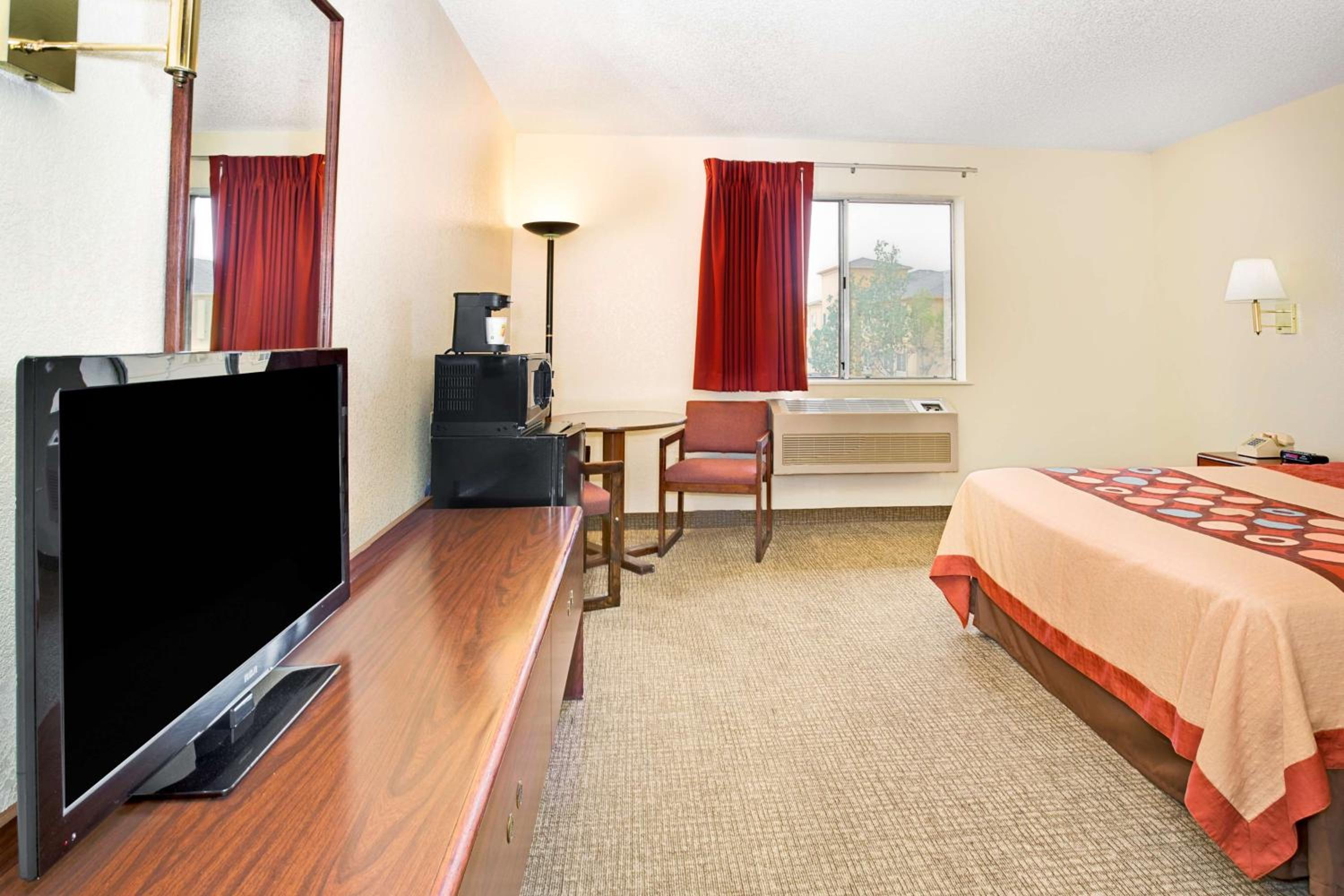 King Room - Non-Smoking - Photo 10