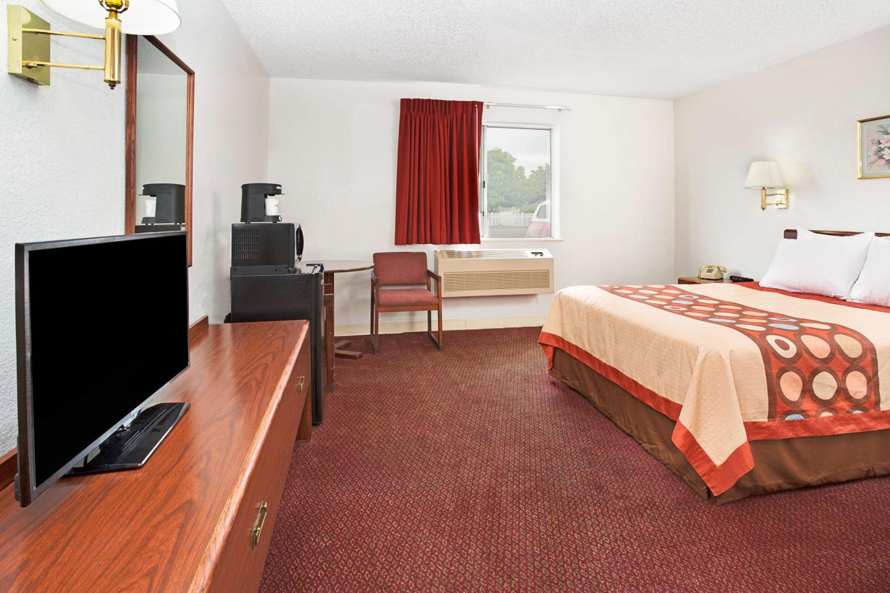 King Room - Non-Smoking - Photo 8