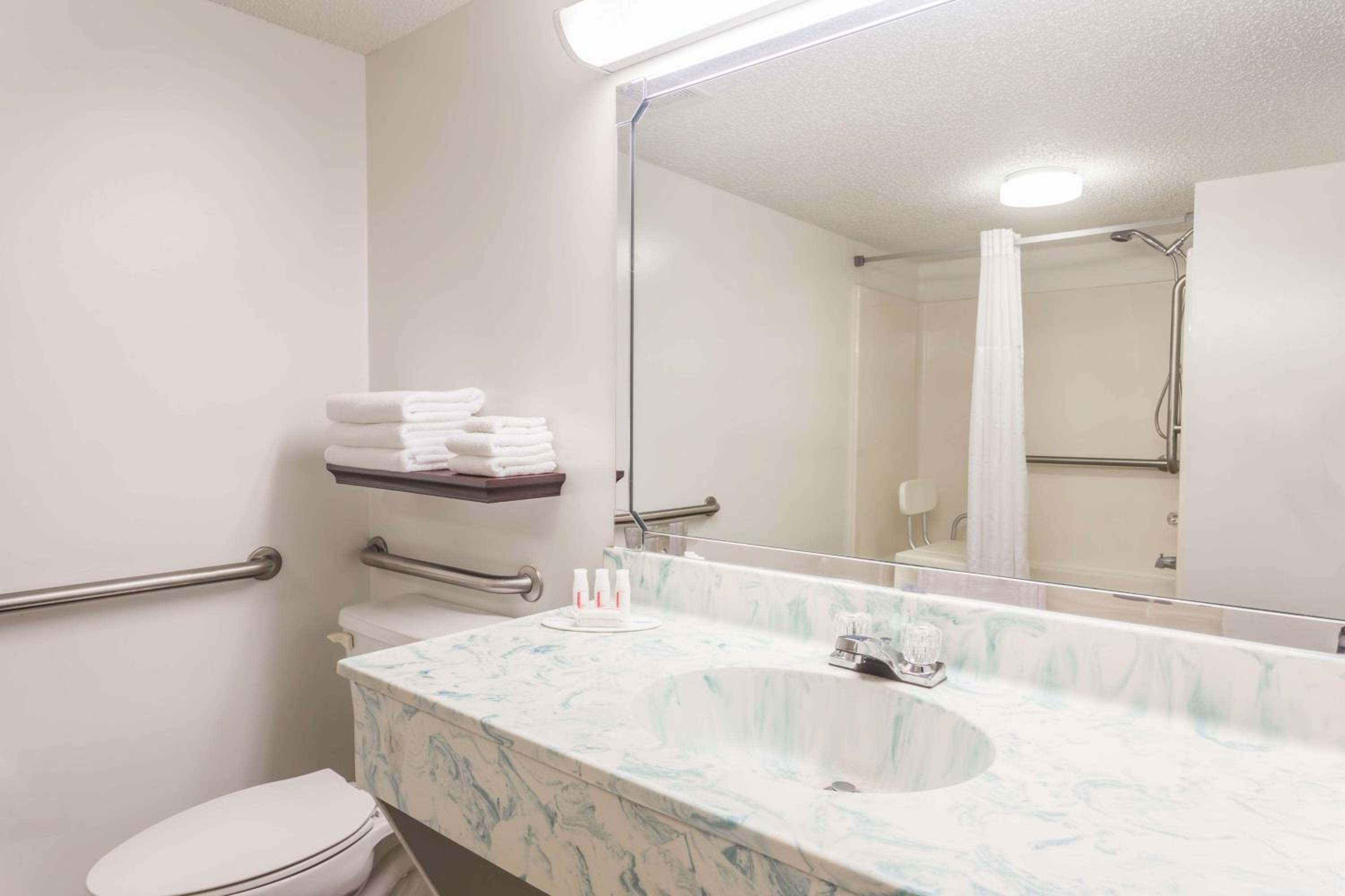 Queen Room - Disability Access/Non-Smoking - Photo 2