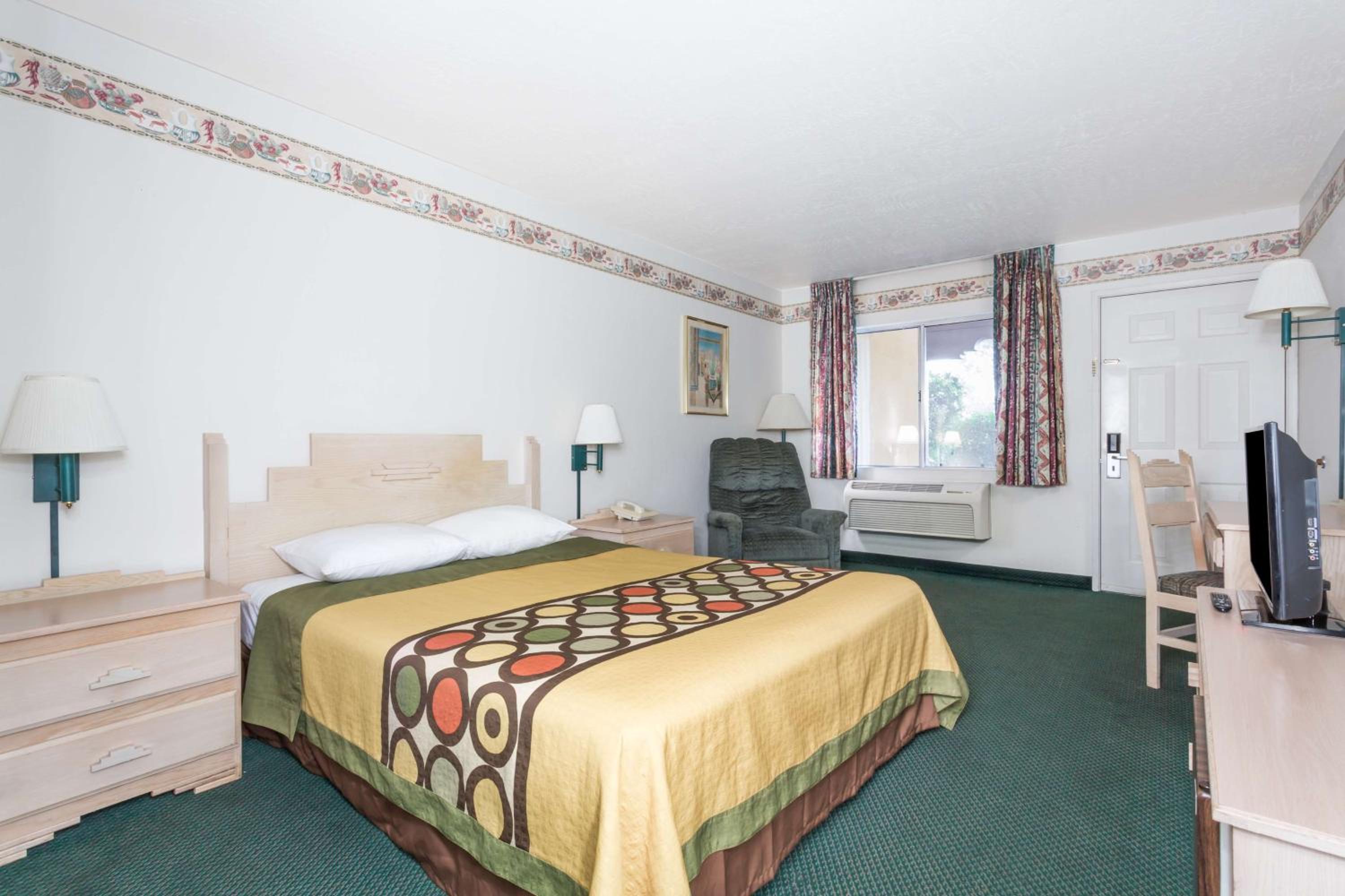 King Room - Non-Smoking - Photo 3