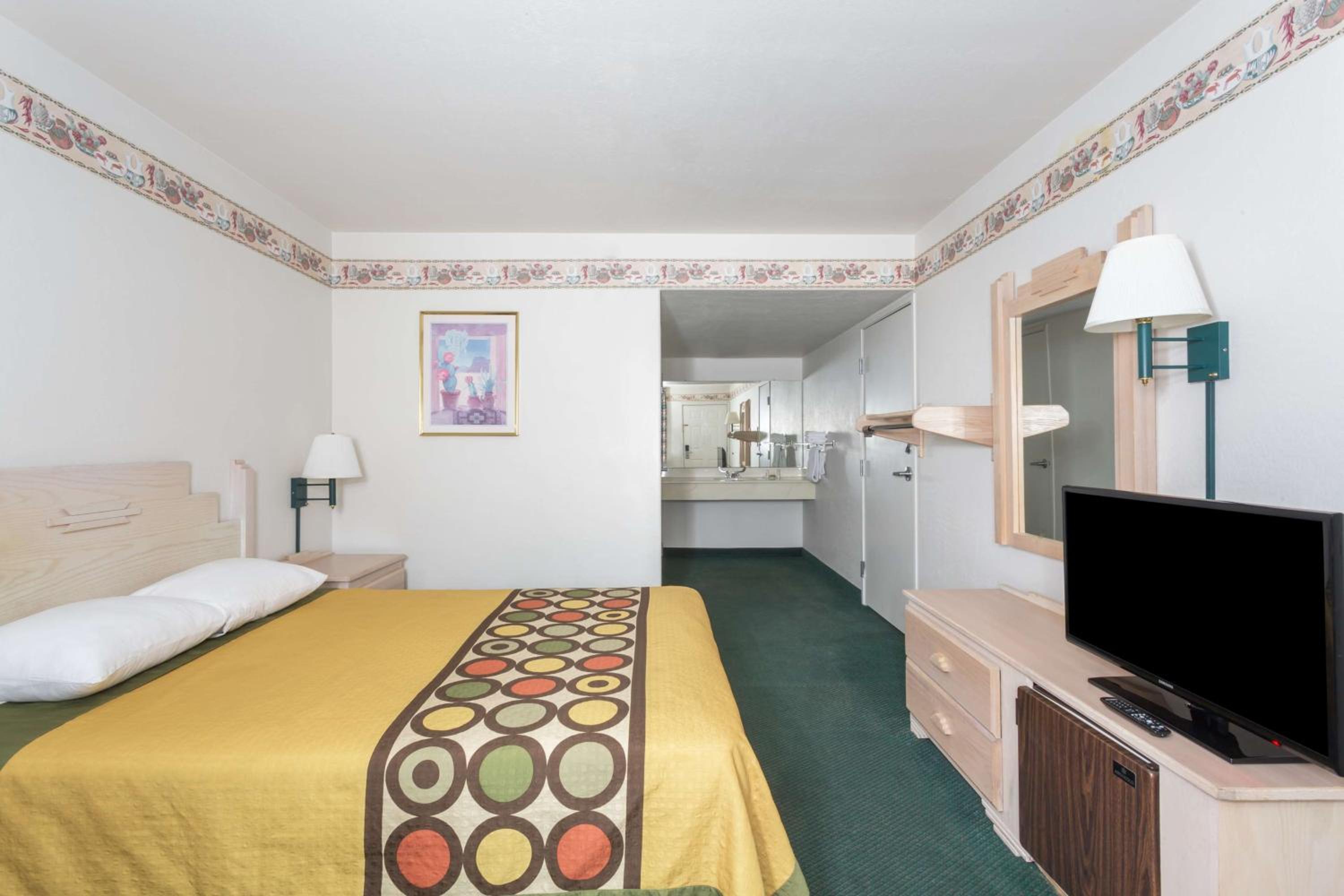 King Room - Non-Smoking - Photo 7