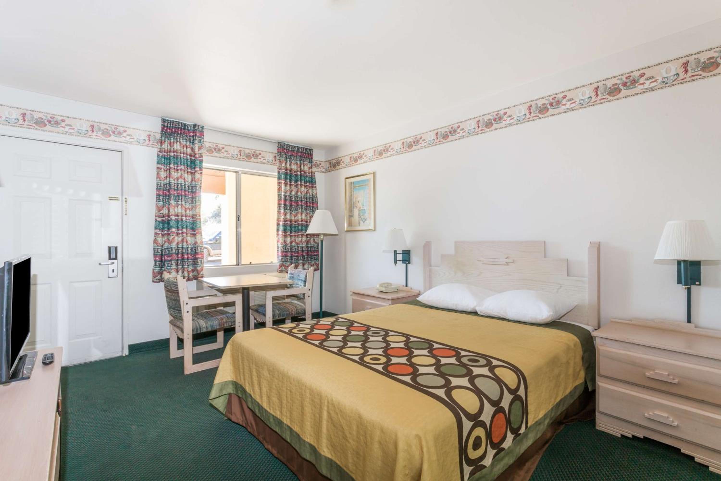 King Room - Non-Smoking - Photo 8