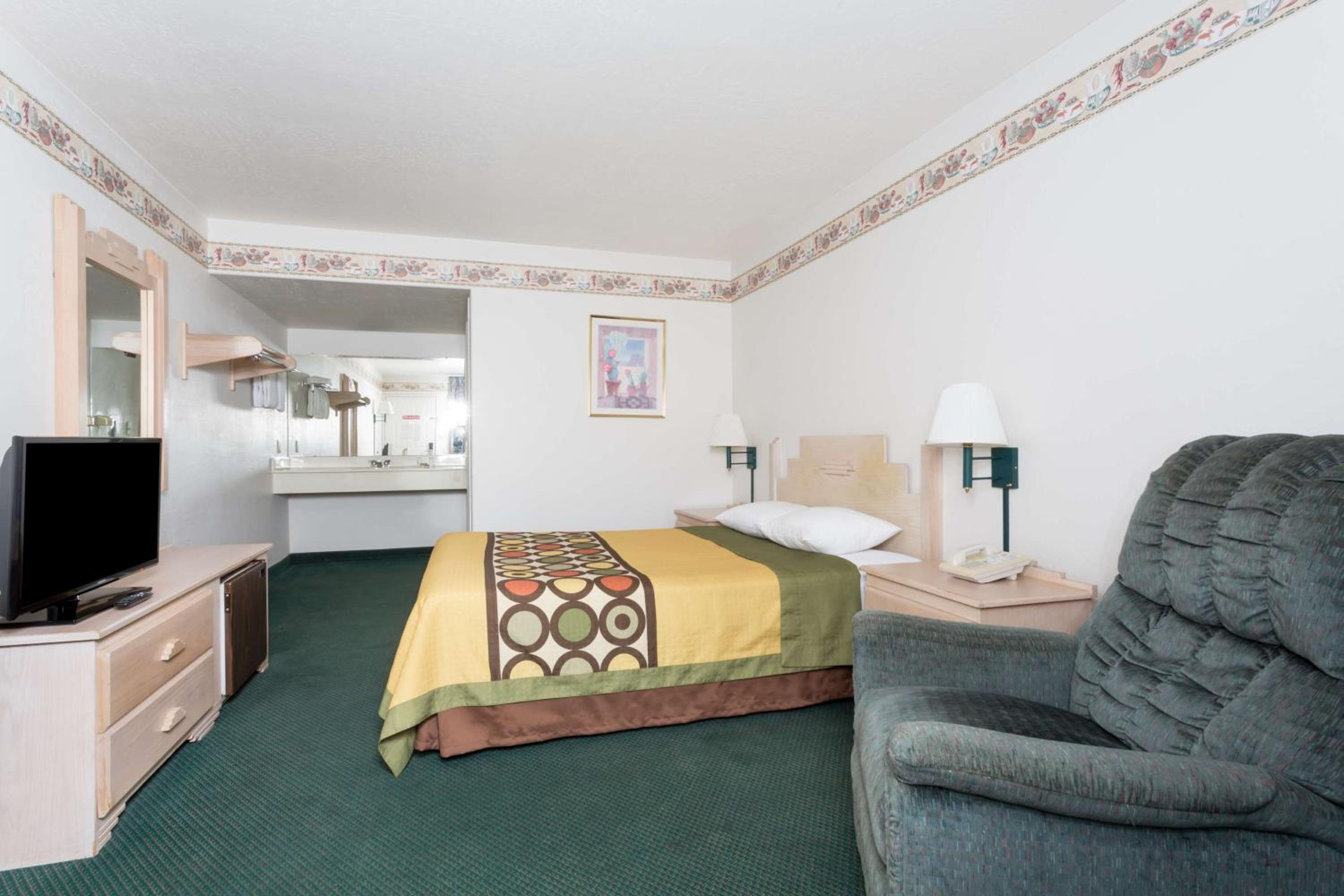 King Room - Non-Smoking - Photo 2