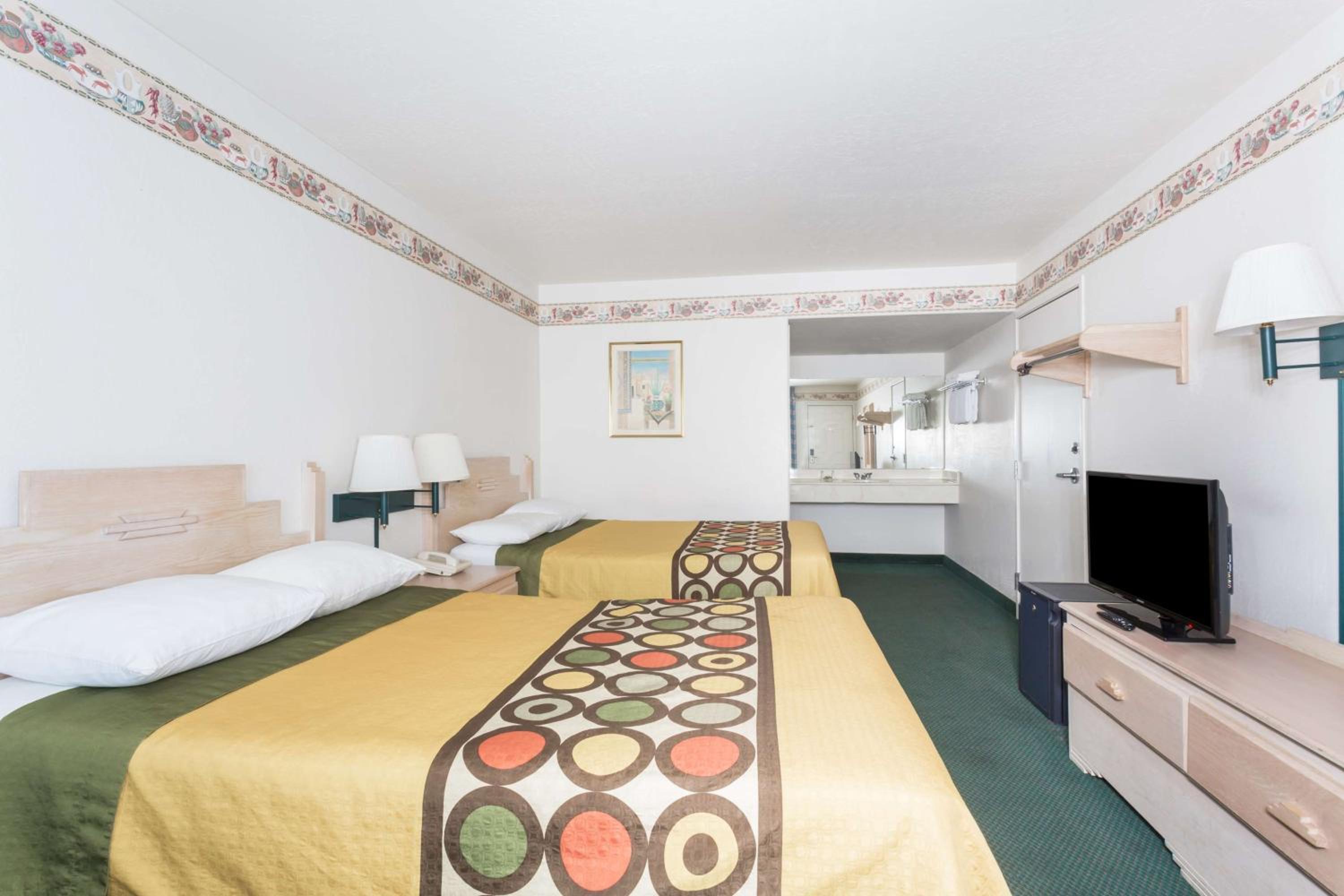 Queen Room - Non-Smoking - Photo 4