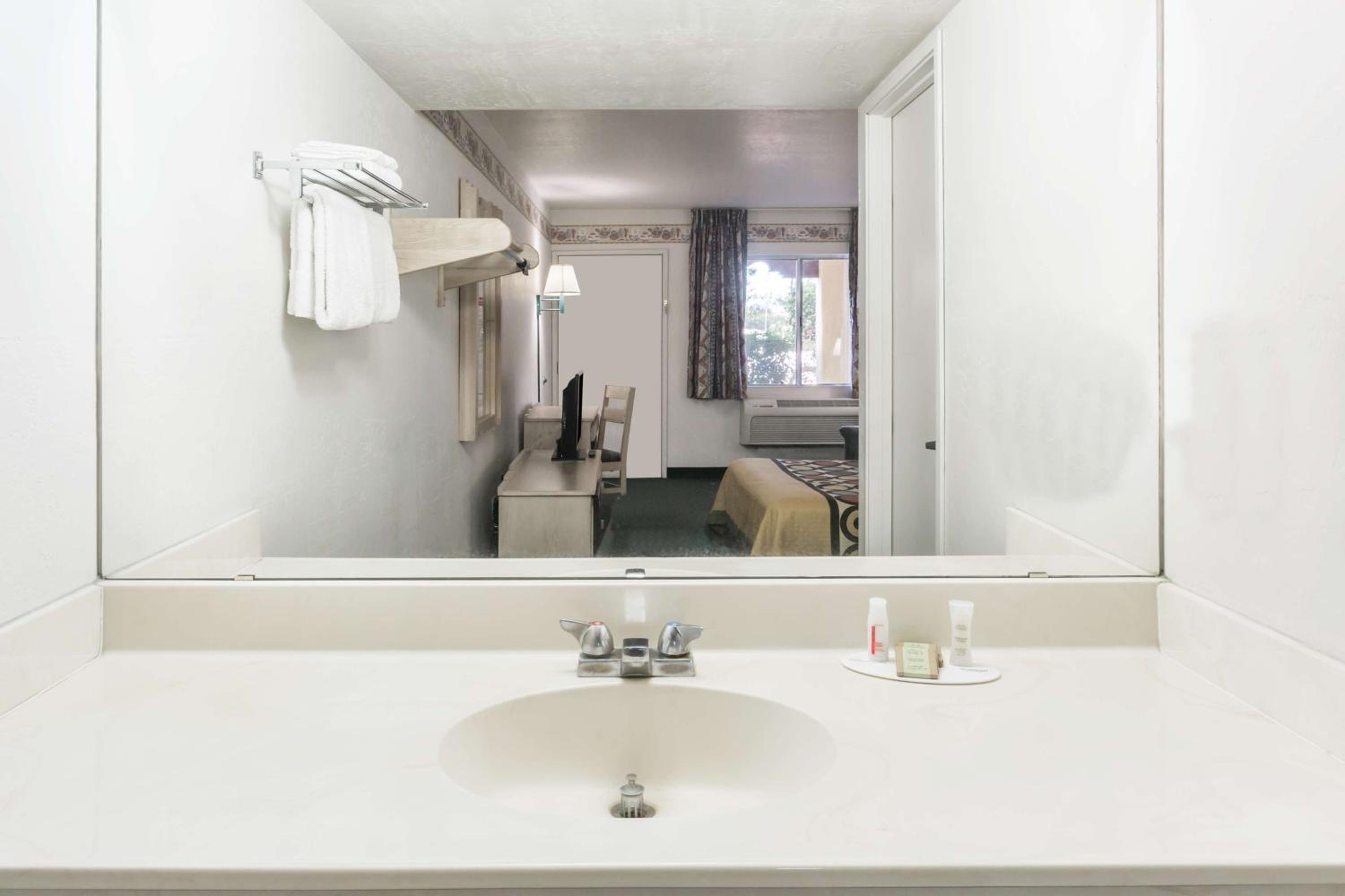Queen Room - Non-Smoking - Photo 3