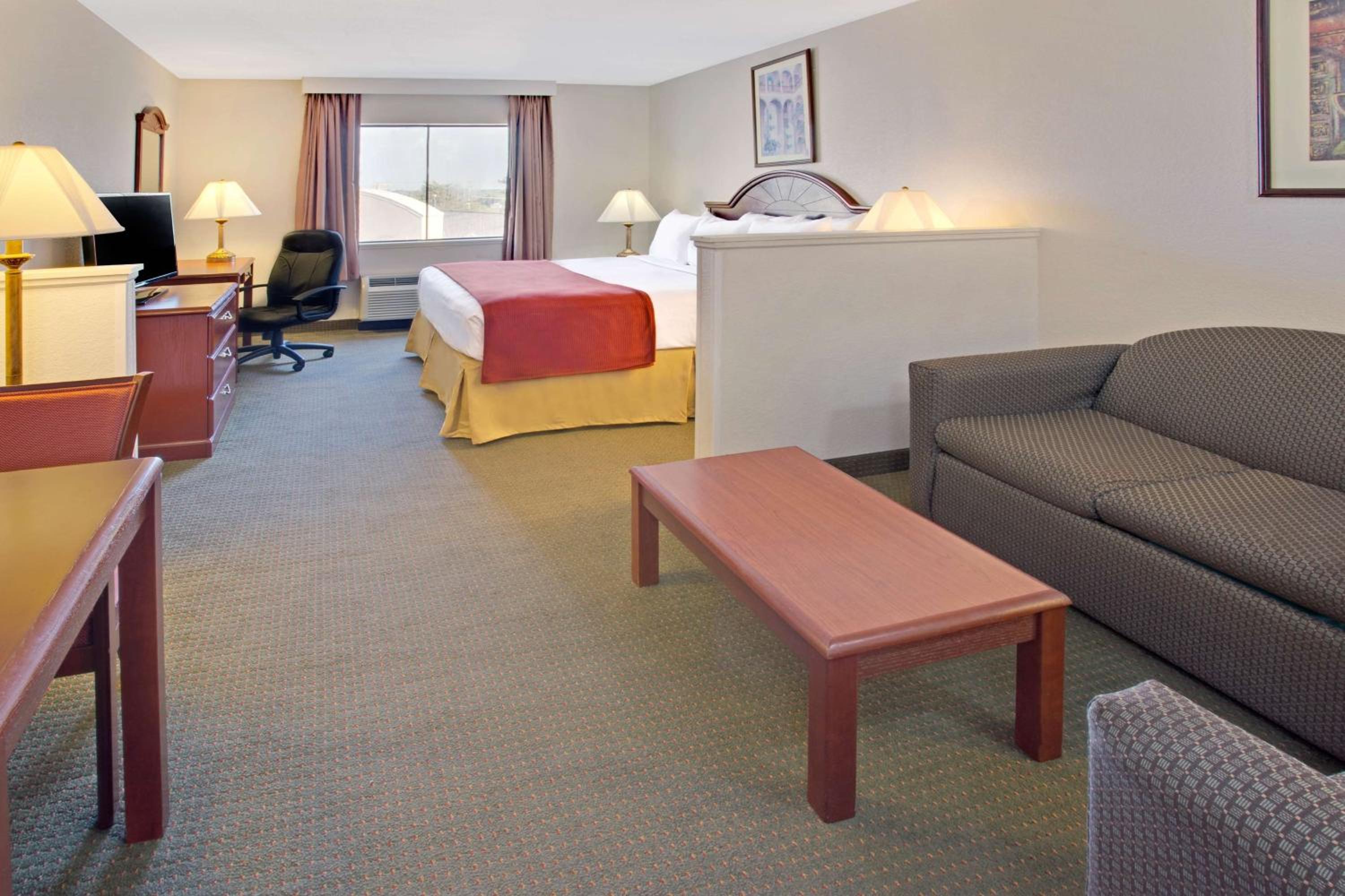 Deluxe Business King Room - Non-Smoking - Photo 1
