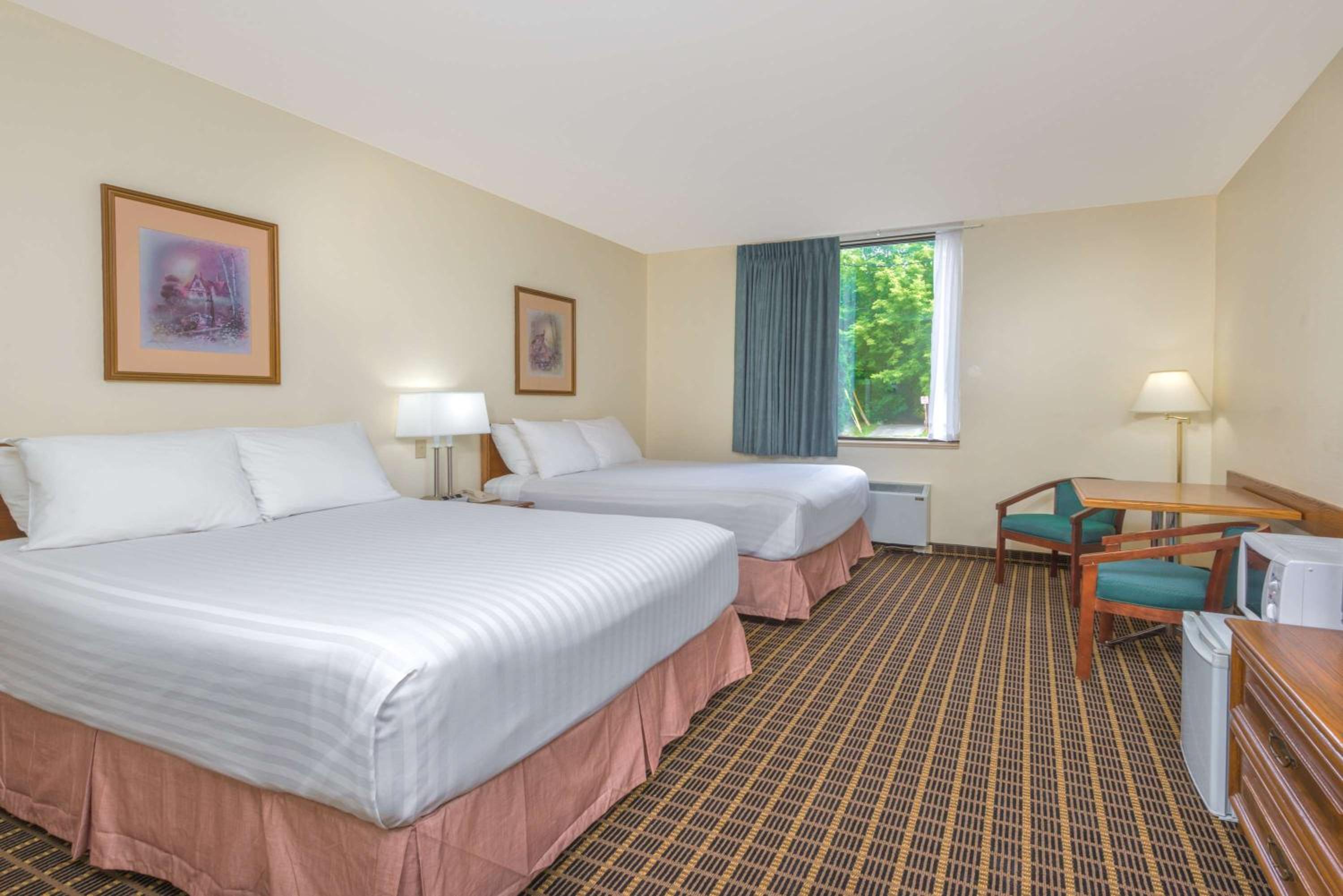 Queen Room with Two Queen Beds - Non-Smoking - Photo 2