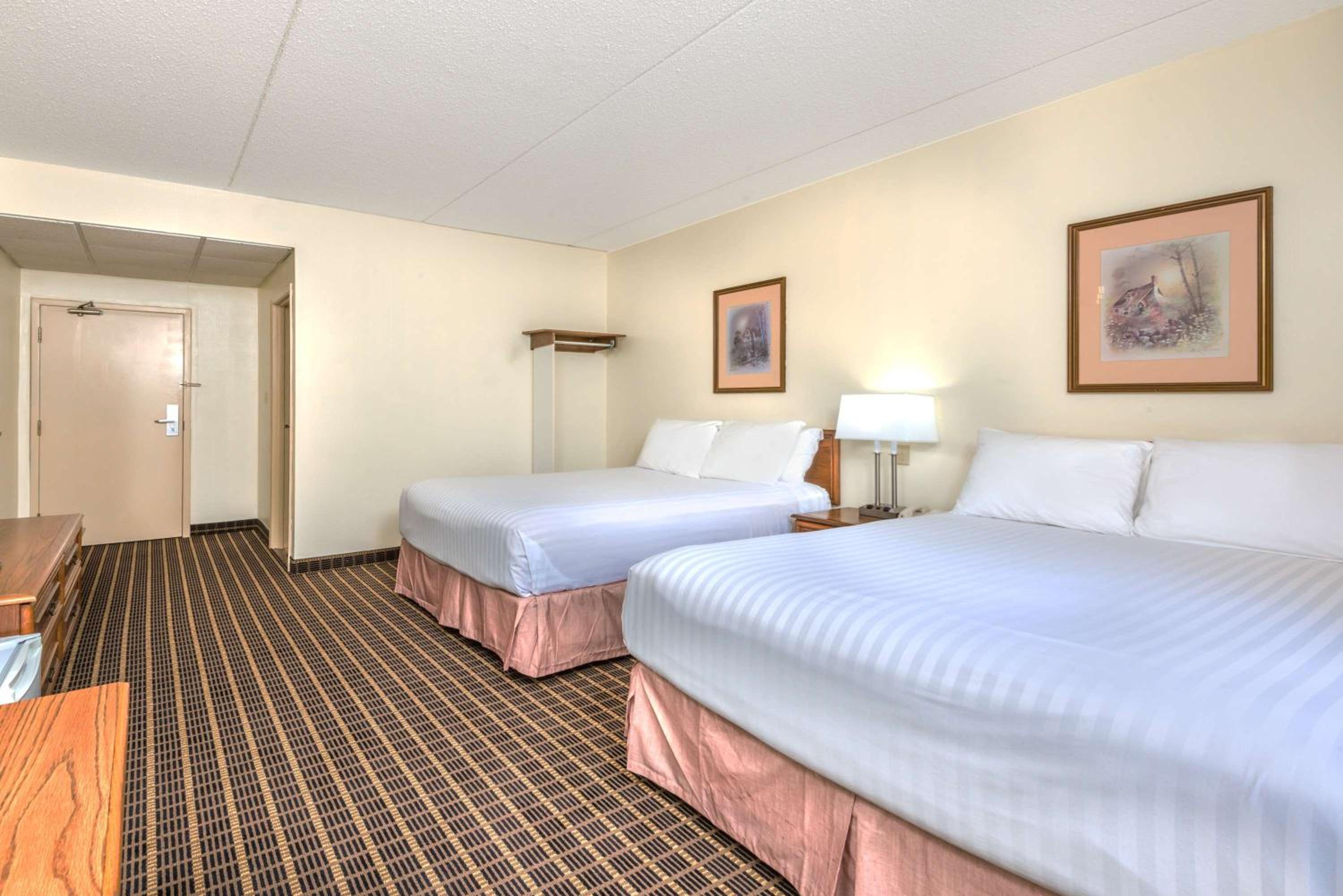 Queen Room with Two Queen Beds - Non-Smoking - Photo 3