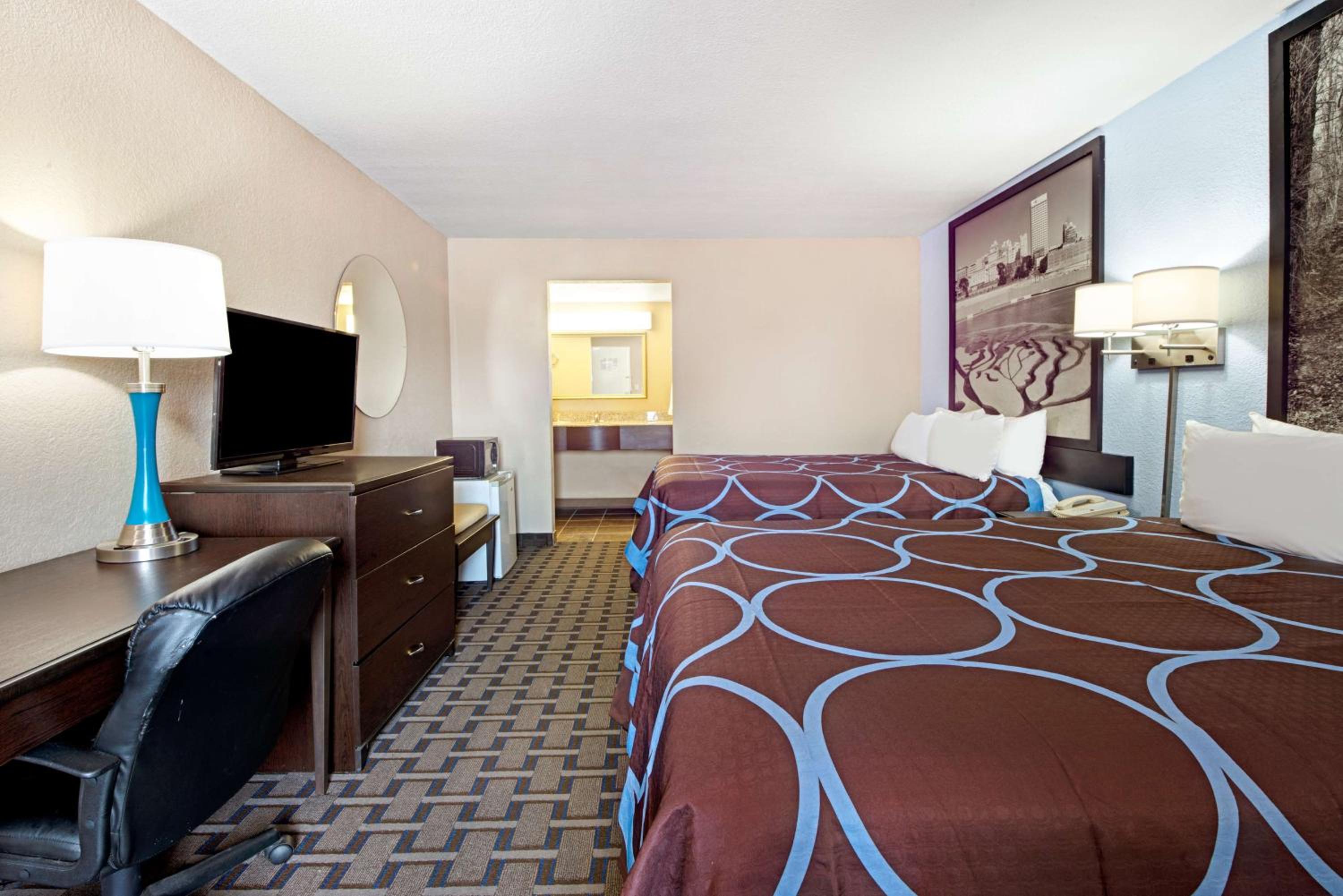 Queen Room with Two Queen Beds - Non-Smoking - Photo 6