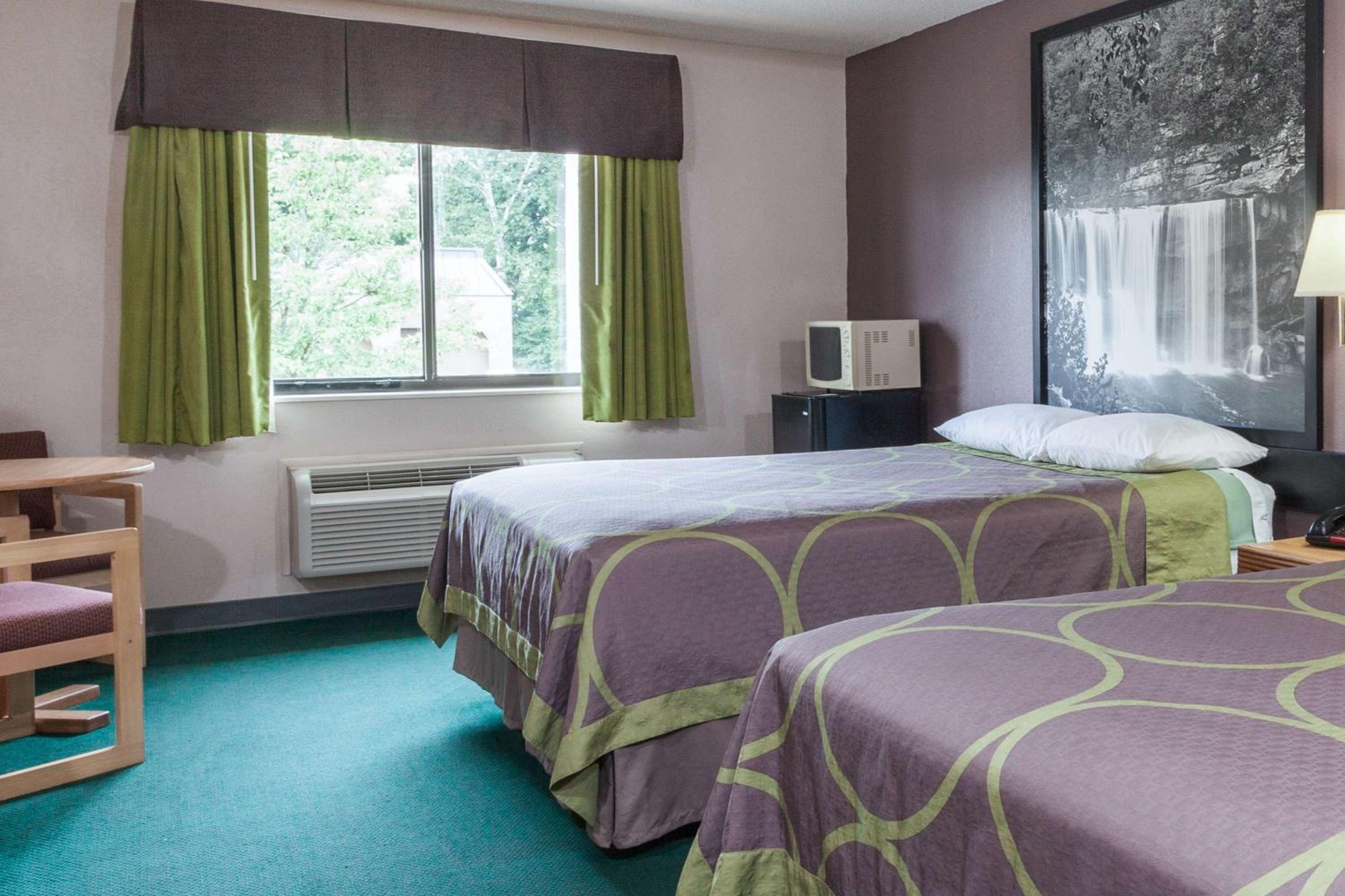 Queen Room with Two Queen Beds - Non-Smoking - Photo 12