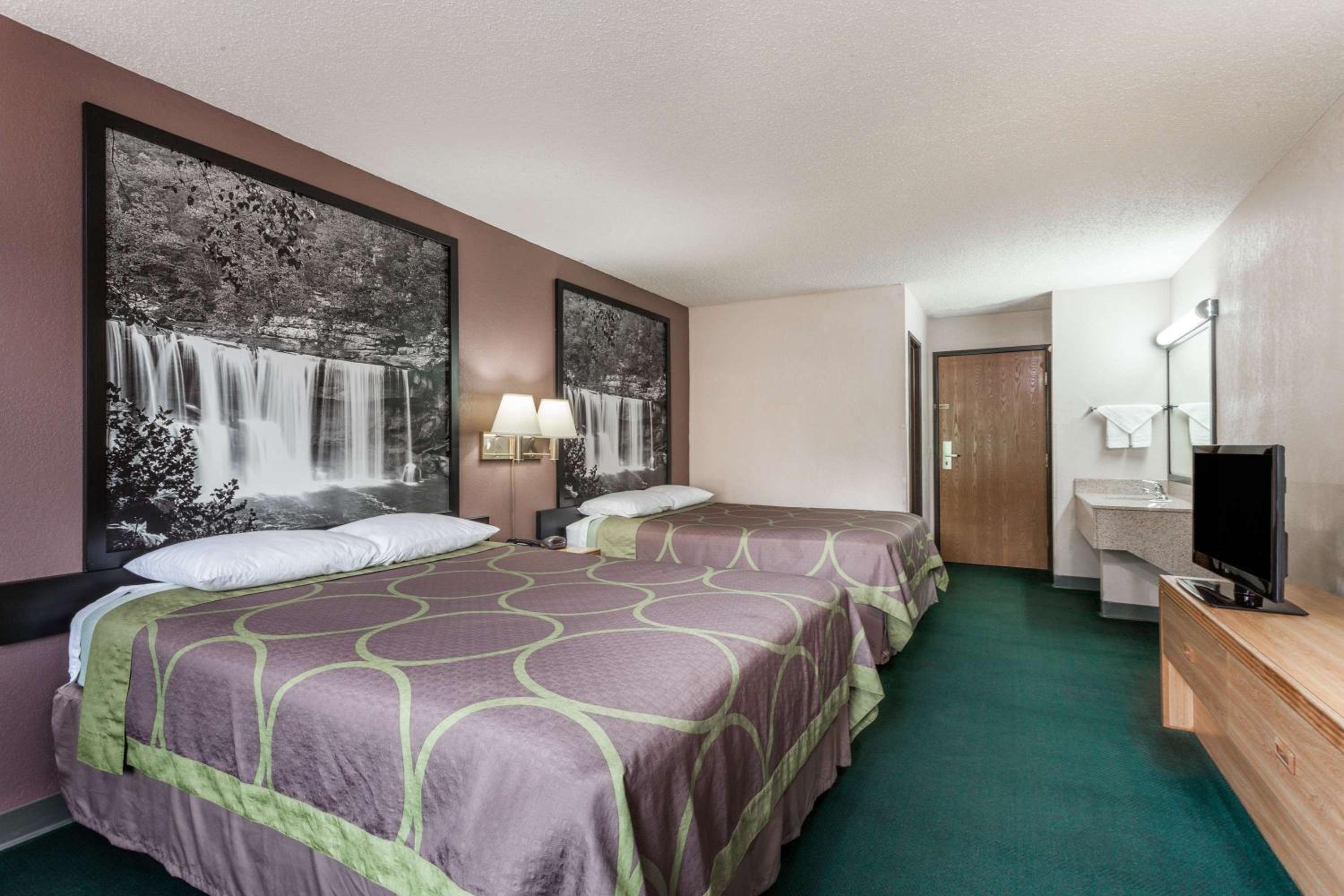 Queen Room with Two Queen Beds - Smoking - Photo 4